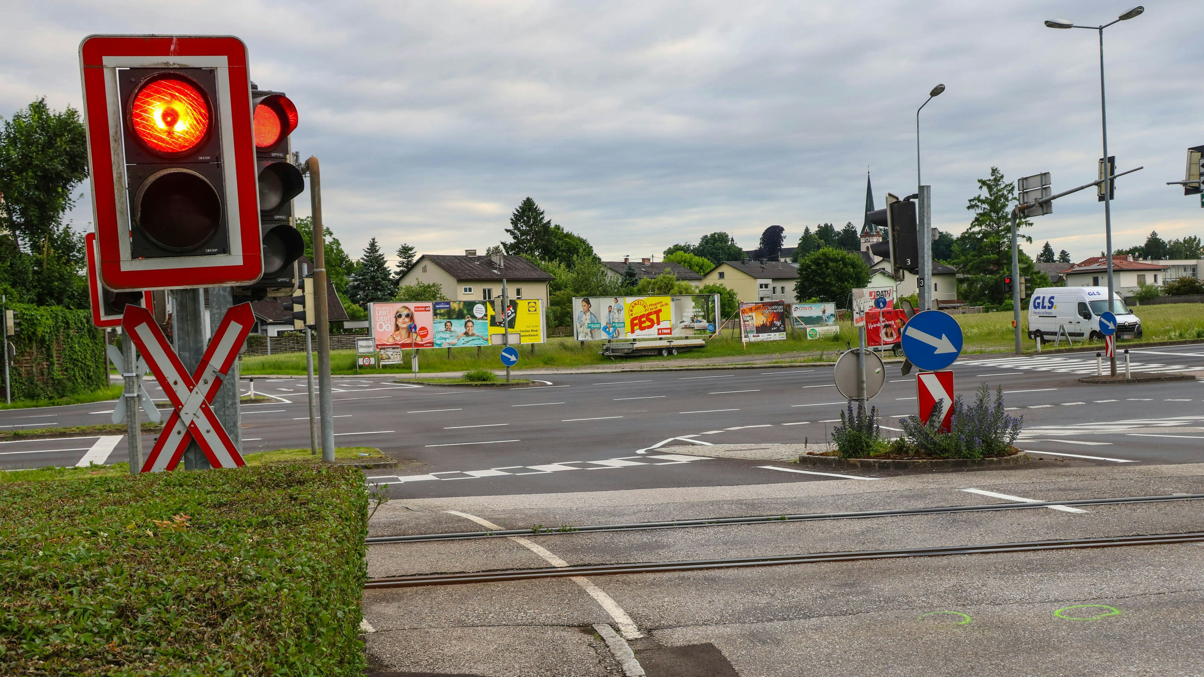 Der Bahnübergang zweigt an eine Bundesstraße und eine Wohnsiedlung. 
