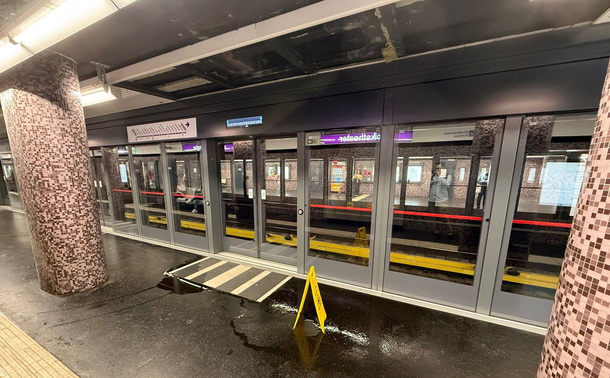 In der U2-Station Volkstheater tropft nach Starkregen Wasser von der Decke – direkt vor den neuen Bahnsteigtüren hat sich eine Lacke gebildet.