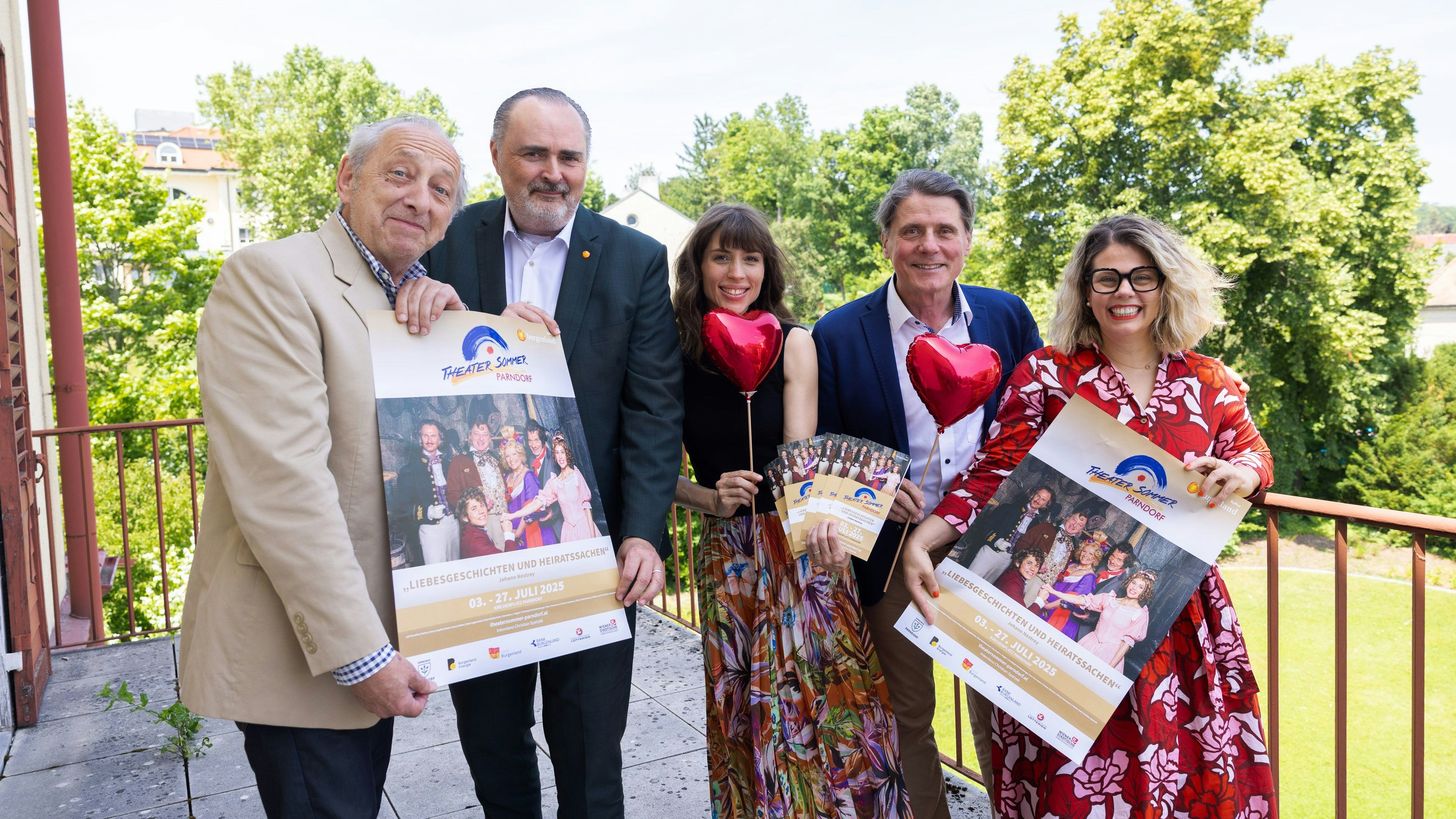 Landeshauptmann Doskozil umgeben von Schauspieler Hermann J. Kogler, Mimin Anna Sophie Krenn, Intendant Christian Spatzek und Kultur-Betriebe Burgenland Chefin Claudia Priber (v.l.n.r.)