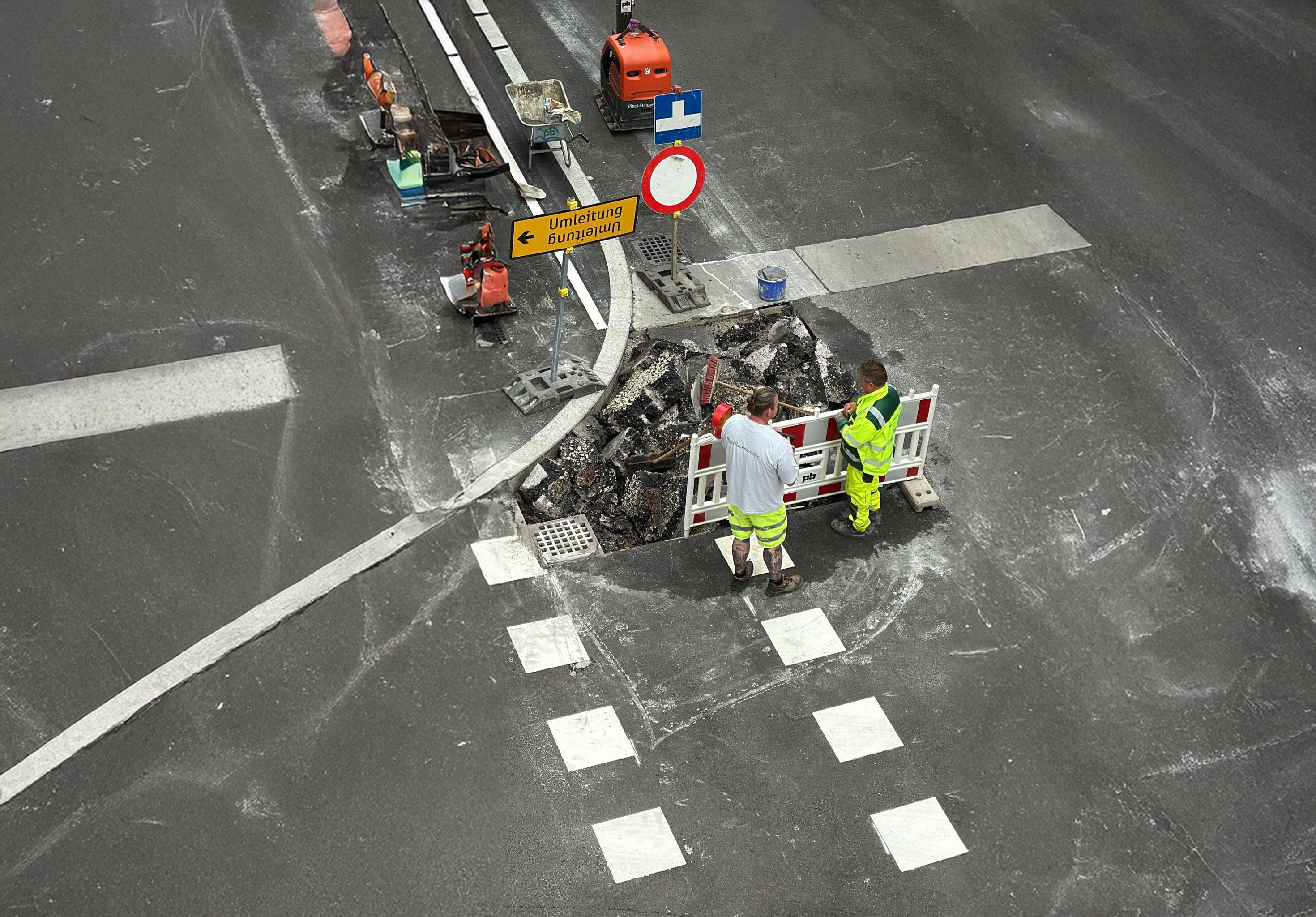 Dass die Straße bereits zwei Mal aufgestemmt werden musste, sorgt bei den Anrainern für Unmut.
