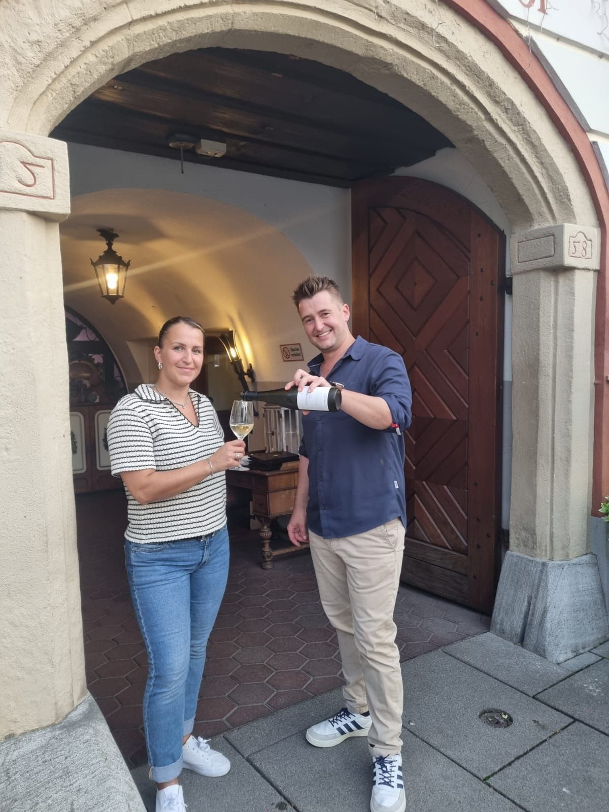 Das Zwillingspaar grinst um die Wette.