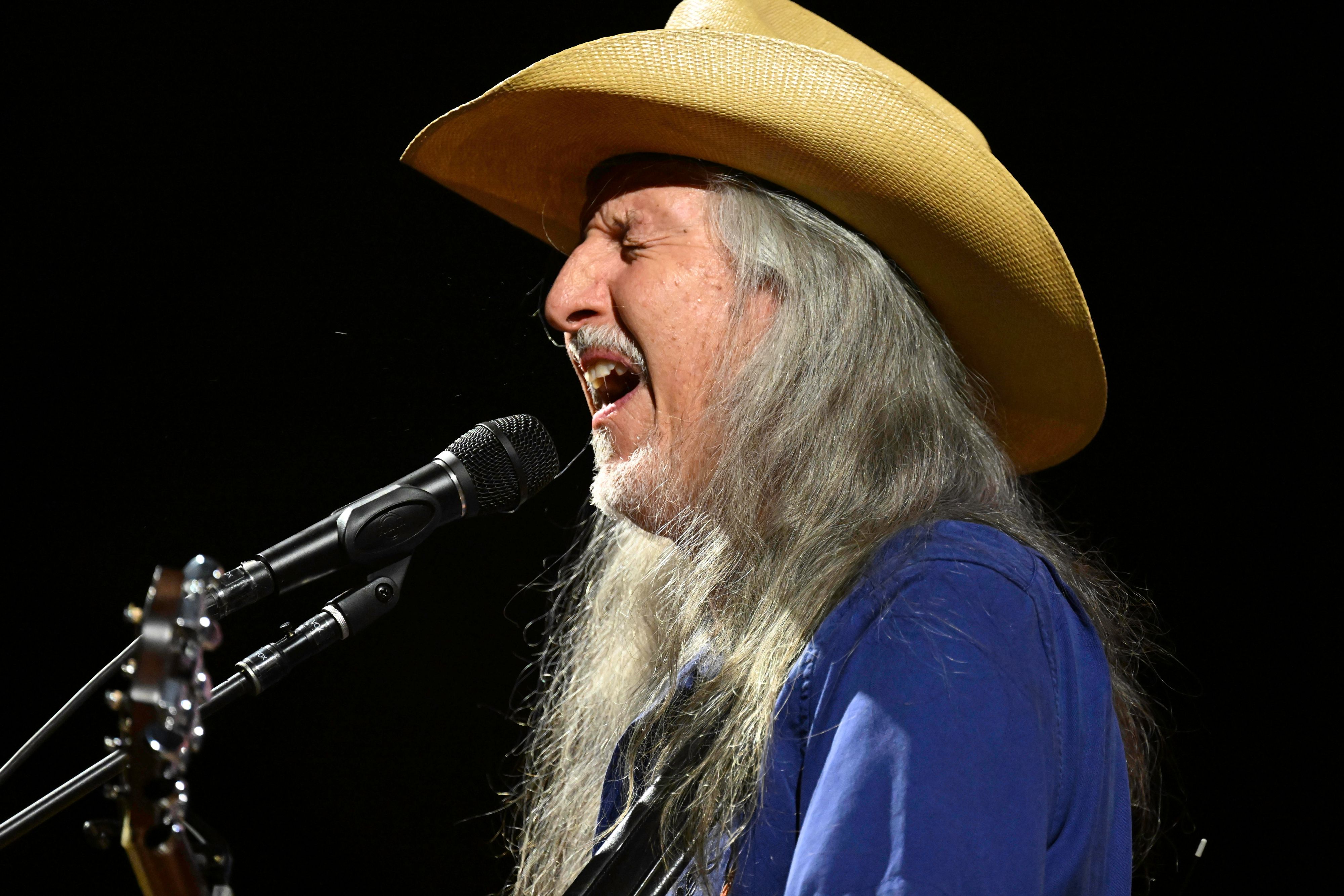 Es ist das erste Album, auf dem Michael McDonald, Tom Johnston, Pat Simmons (Bild) und John McFee gemeinsam auf einem Album zu hören sind.