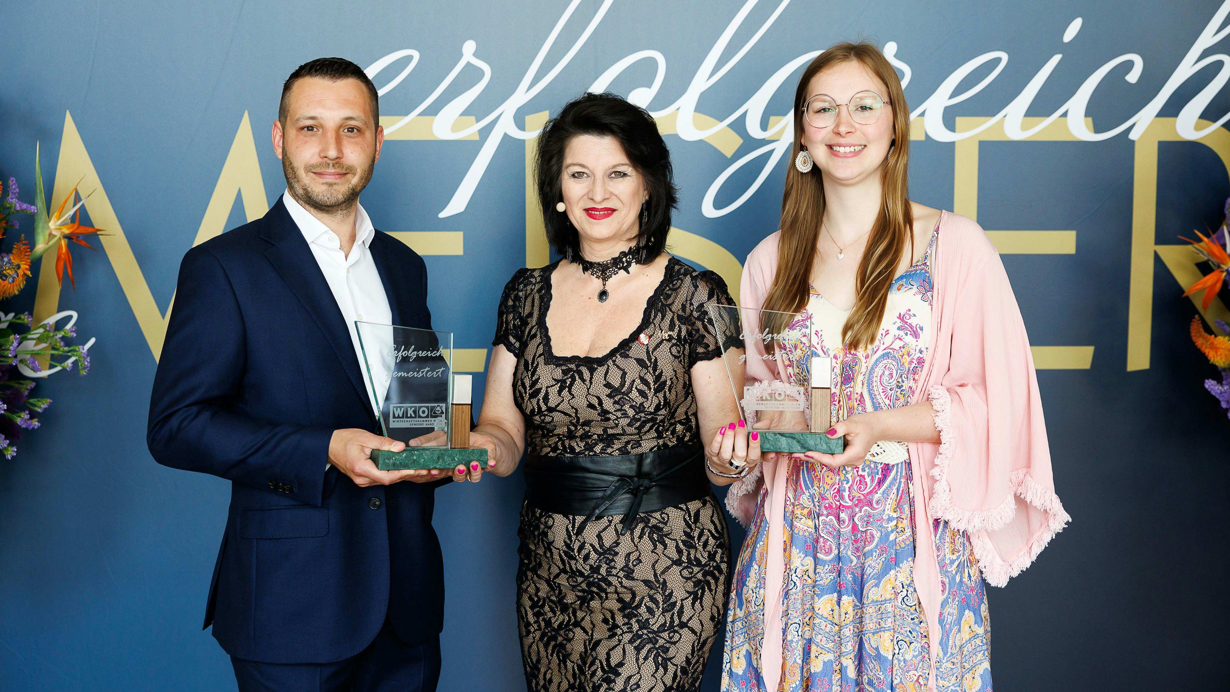 Spartenobfrau Gewerbe und Handwerk der WK Wien und Doppelmeisterin Maria Neumann mit Goldschmiede-Meisterin Claudia Buchberger (29,  re.) und Neo-Meister Baumeister Nikolaus Schmid (32, li.)