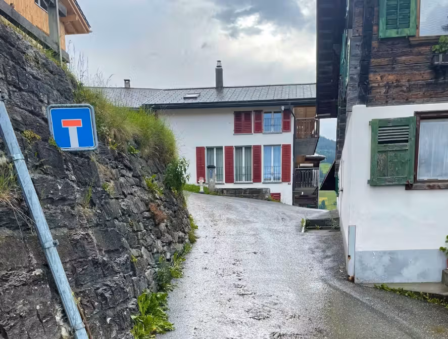 In Andiast ist eine 91-Jährige von einer Viehherde übertrampelt worden und verstorben.