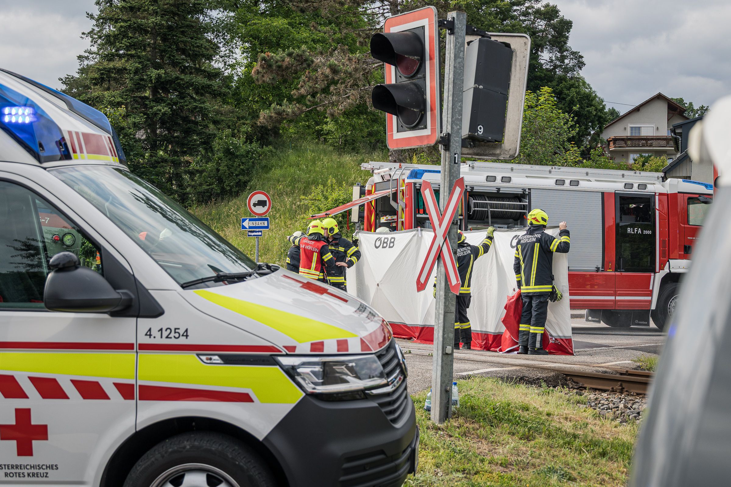 In Ottensheim wurde am Donnerstag ein Bub von einem Zug erfasst. Das Kind wurde schwer verletzt ins Spital gebracht.