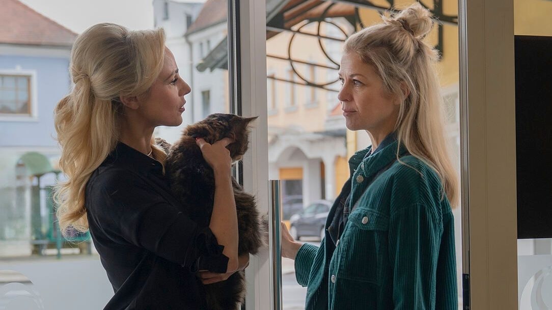 Silvia Schneider (l.) spielt Vicky, die Geliebte des Unsympathlers Paul (Manuel Rubey). Vera (Hilde Dalik, r.) stellt sie bei ihrer Recherche zur Rede.