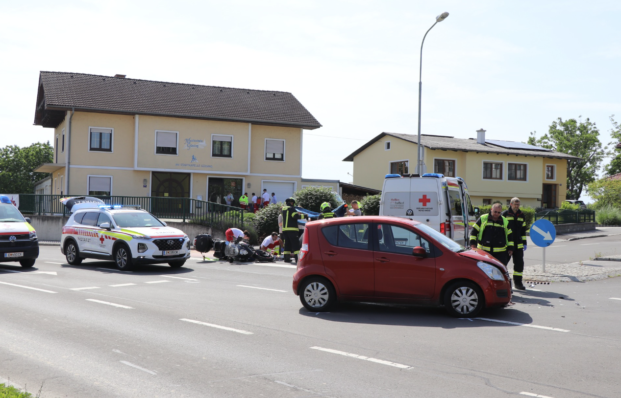 Die Rettungskräfte kümmerten sich um die verletzten Personen.