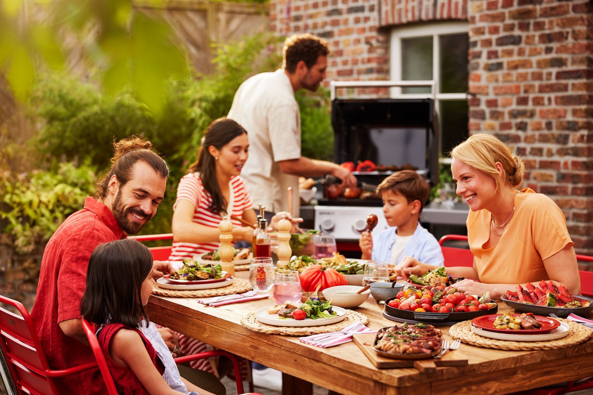 Starte in die Grillsaison wie ein Vollprofi: Wir verlosen einen SPIRIT<sup>®</sup> EP-435R Gasgrill Stealth<sup>®</sup> Edition.