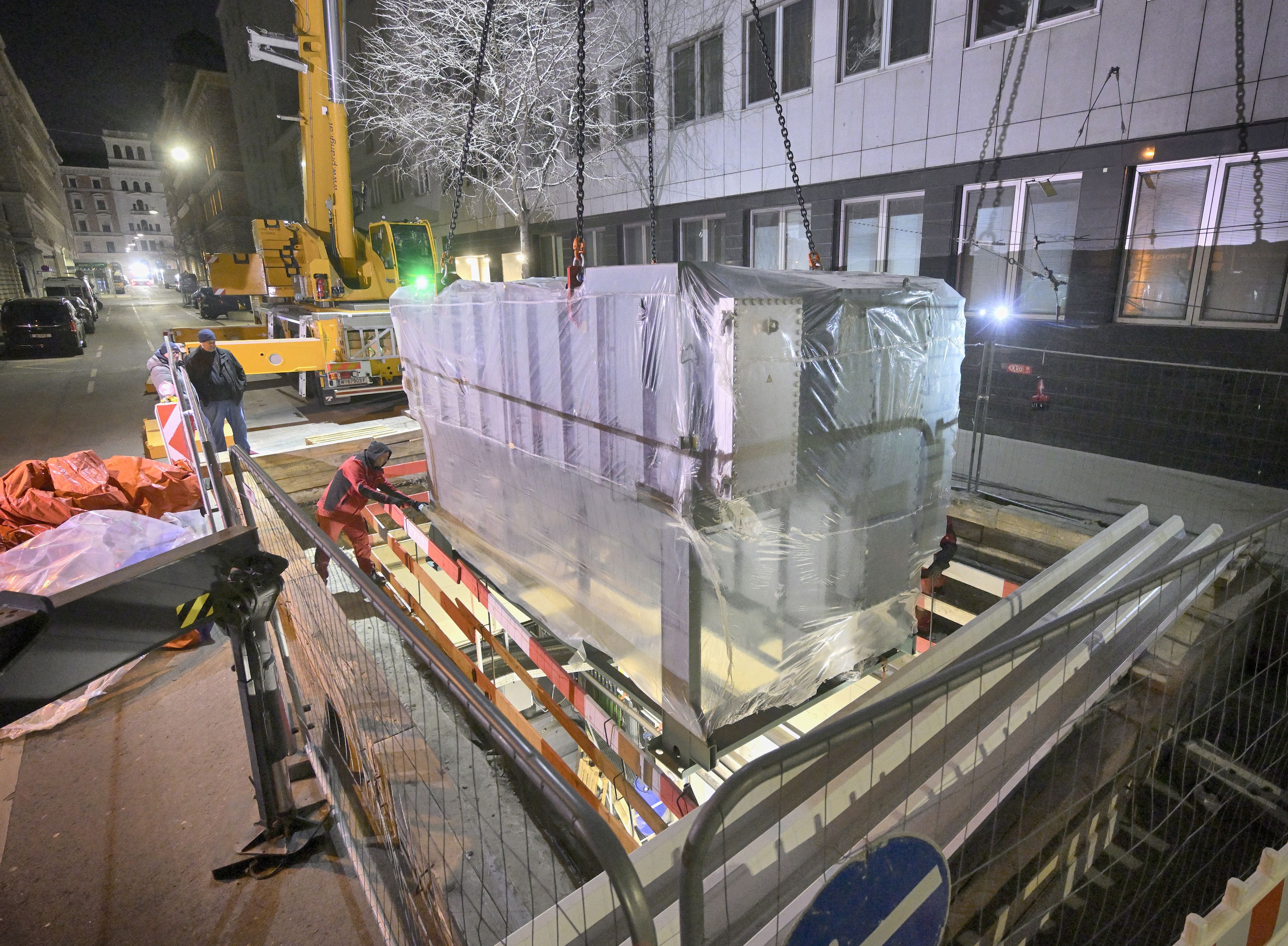 In zwei Nachtschichten wurden in der&nbsp;Fernkältezentrale Schottenring die Kältemaschinen ausgetauscht.