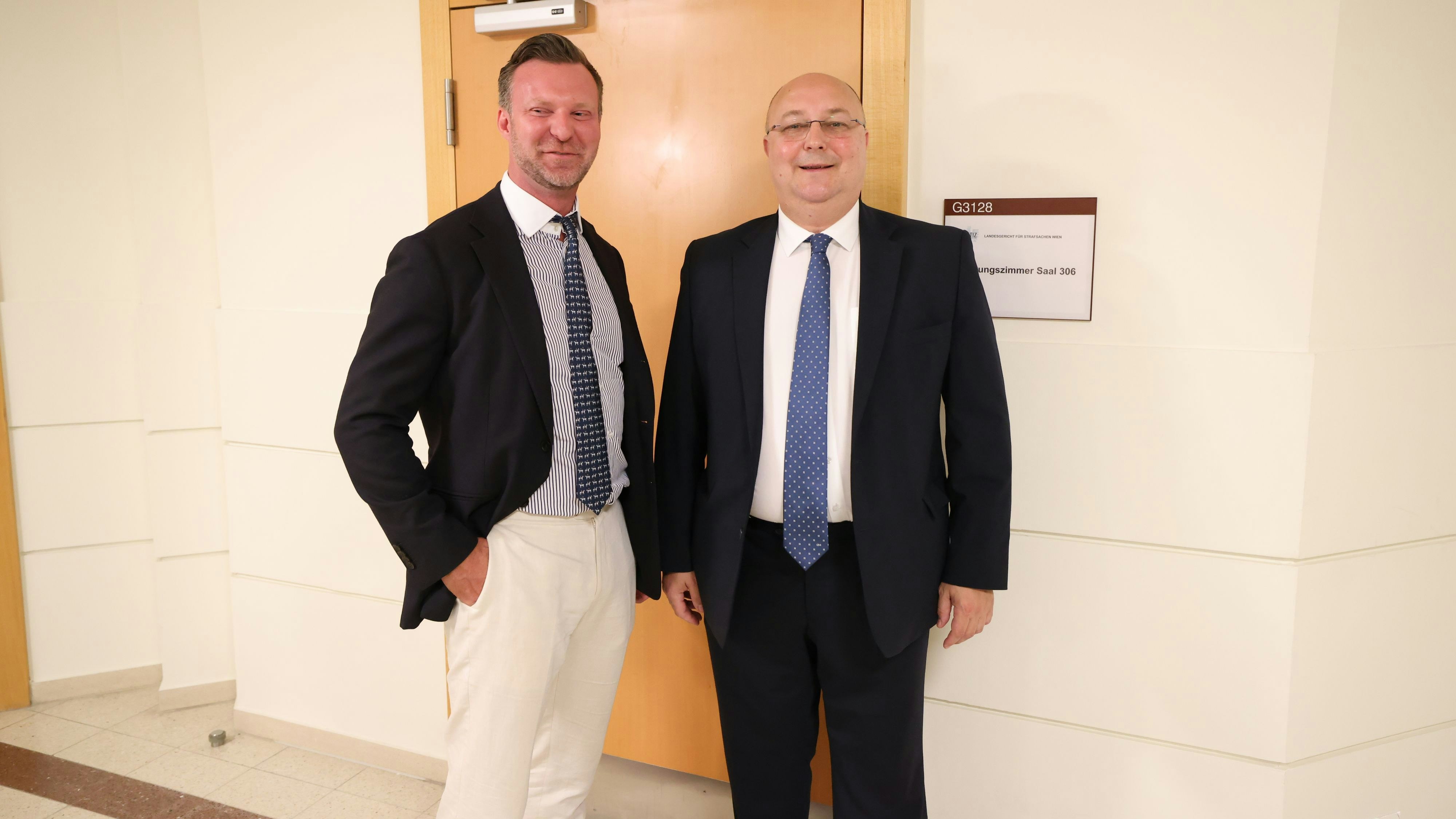 Die beiden Verteidiger des Angeklagten, Philipp Wolm (l.) und Gerhard Jarosch