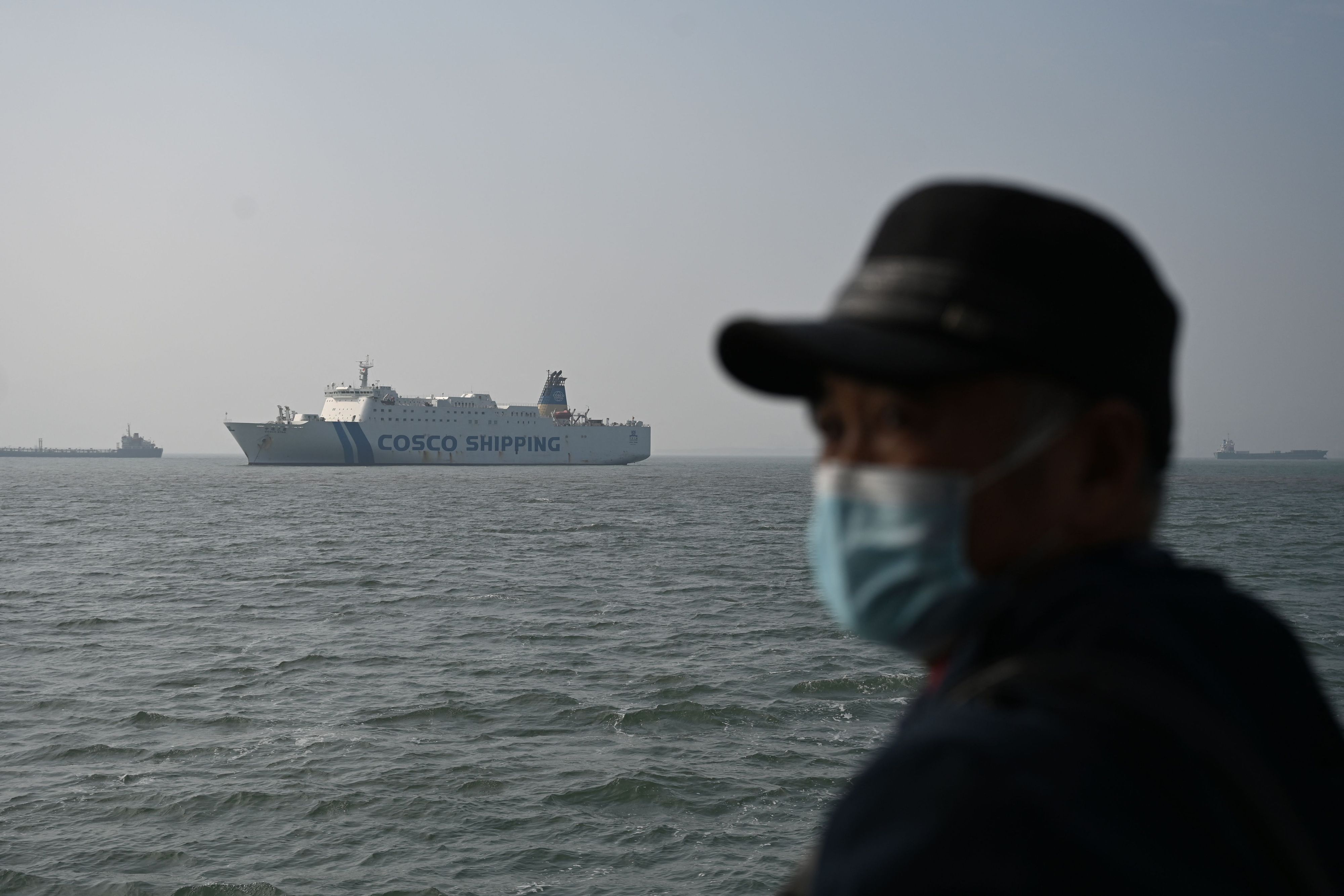 Alle 22 Besatzungsmitglieder konnten sicher vom Schiff gebracht werden – das Feuer kann jedoch kaum gelöscht werden. (Symbolbild)