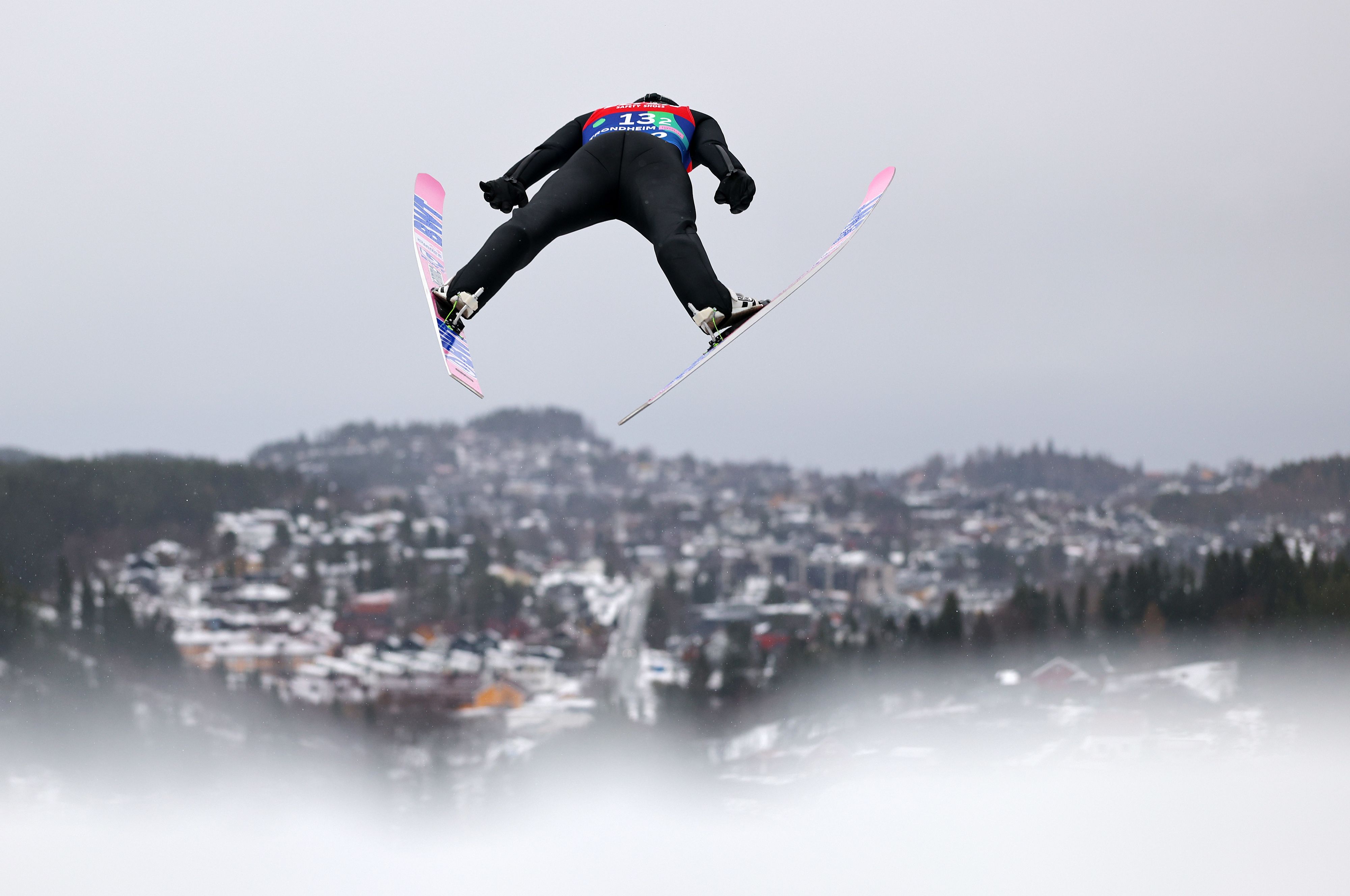 Norwegens Skisprung-Star Marius Lindvik könnte seine WM-Goldmedaille noch verlieren. 