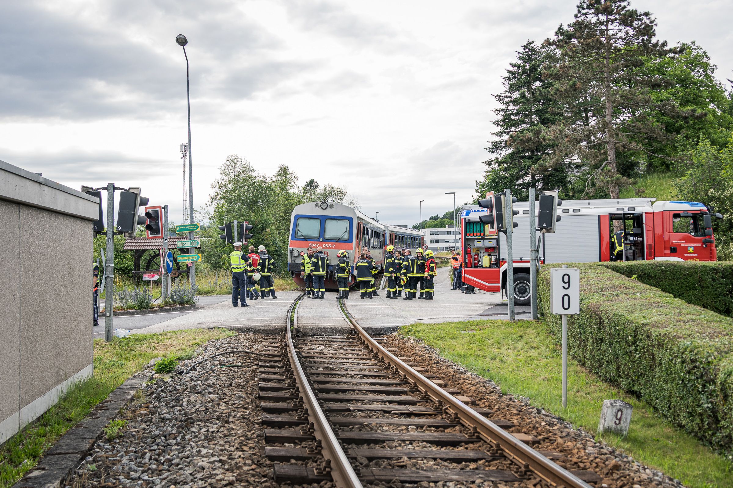 In Ottensheim wurde ein Bub von einem Zug erfasst. Das Kind wurde schwer verletzt ins Spital gebracht, wo er dann starb.