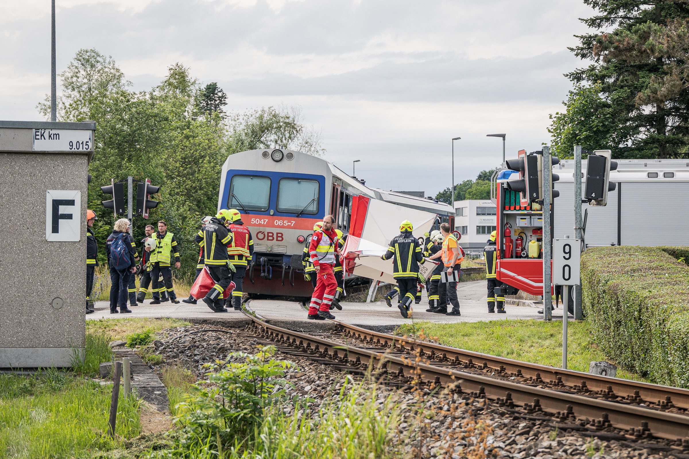 In Ottensheim wurde am Donnerstag ein Bub von einem Zug erfasst. Das Kind wurde schwer verletzt ins Spital gebracht.