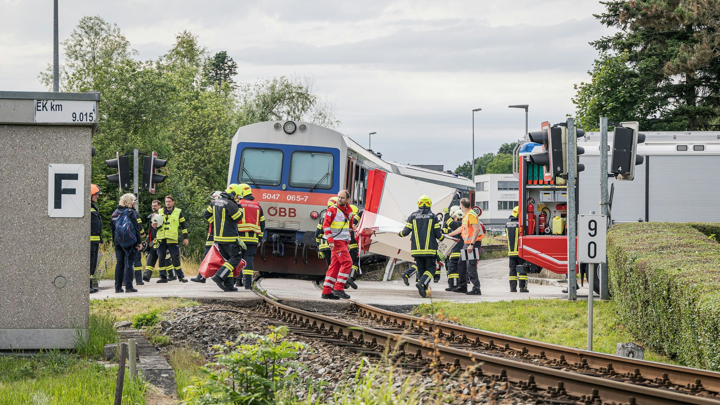 In Ottensheim wurde am Donnerstag ein Bub von einem Zug erfasst. Das Kind wurde schwer verletzt ins Spital gebracht.
