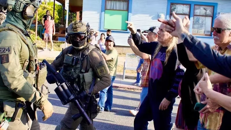 Mittelfinger für die ICE: In San Diego ist es bei einem Einsatz der Migrationsbehörde zu Demonstrationen der Bevölkerung gekommen.