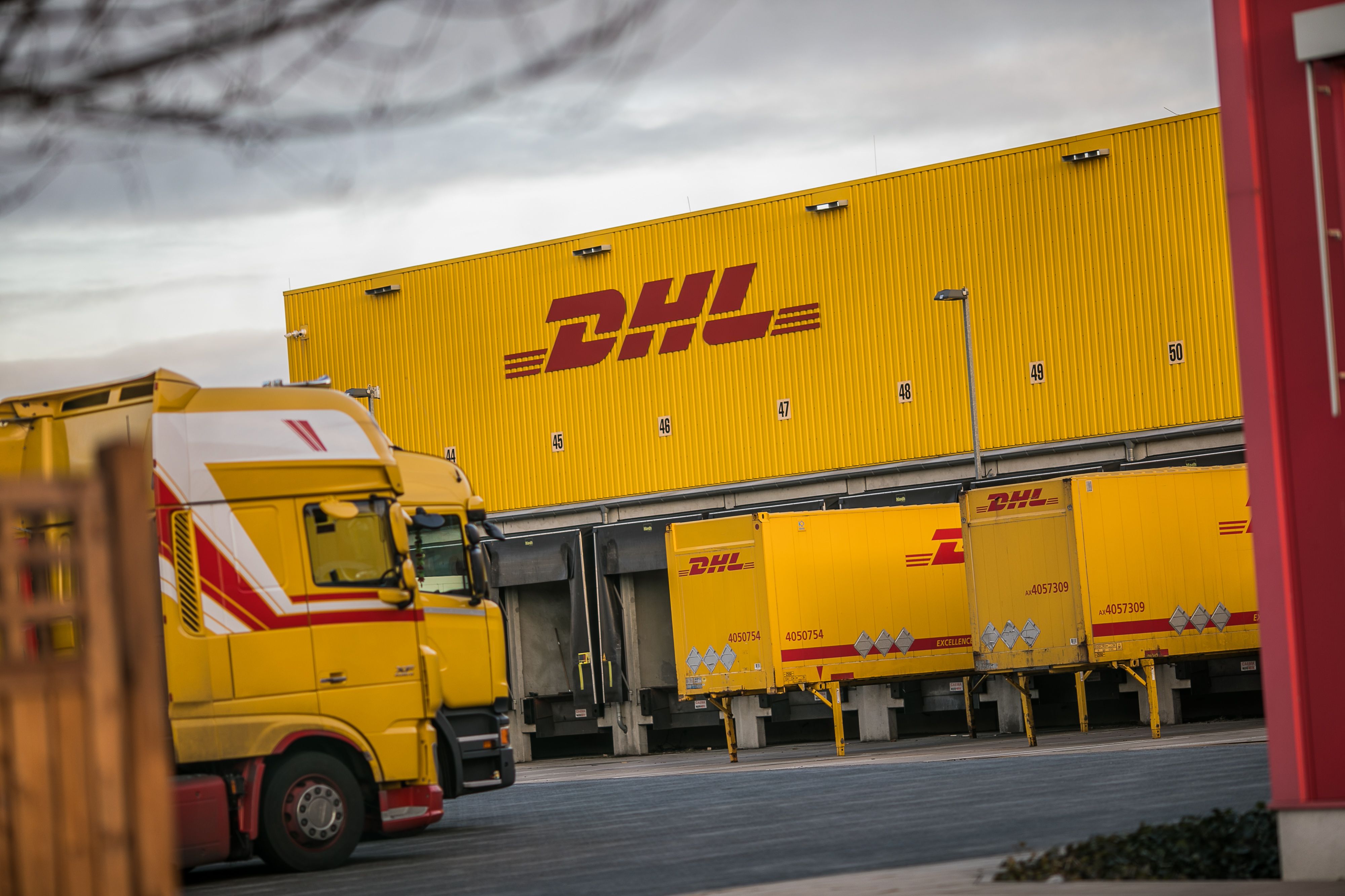 In einem DHL-Verteilzentrum in Langenzenn bei Nürnberg wurde ein verdächtiges Paket entdeckt, aus dem eine unbekannte Substanz austrat. (Symbolbild)