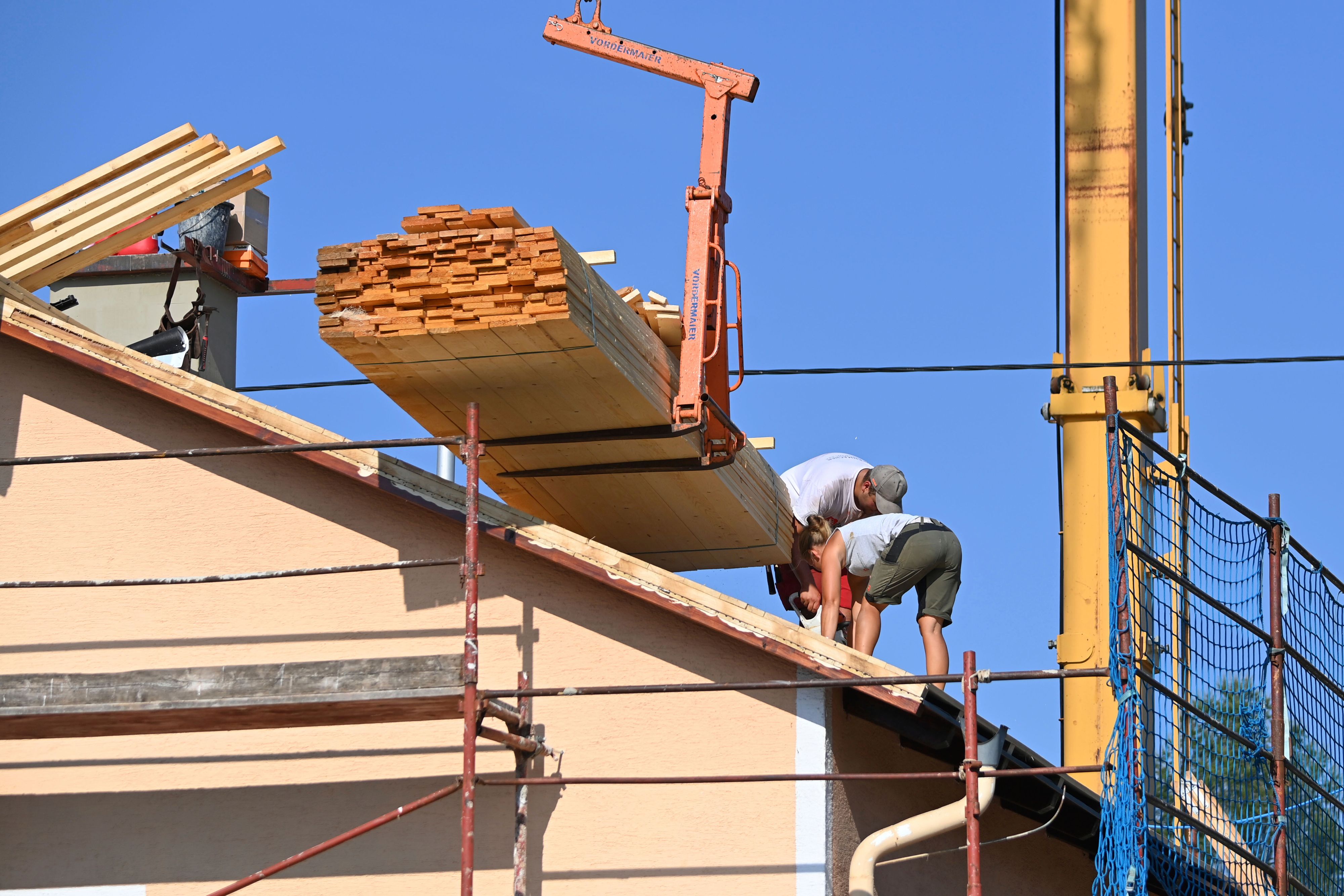 Dachdecker bei der Arbeit.