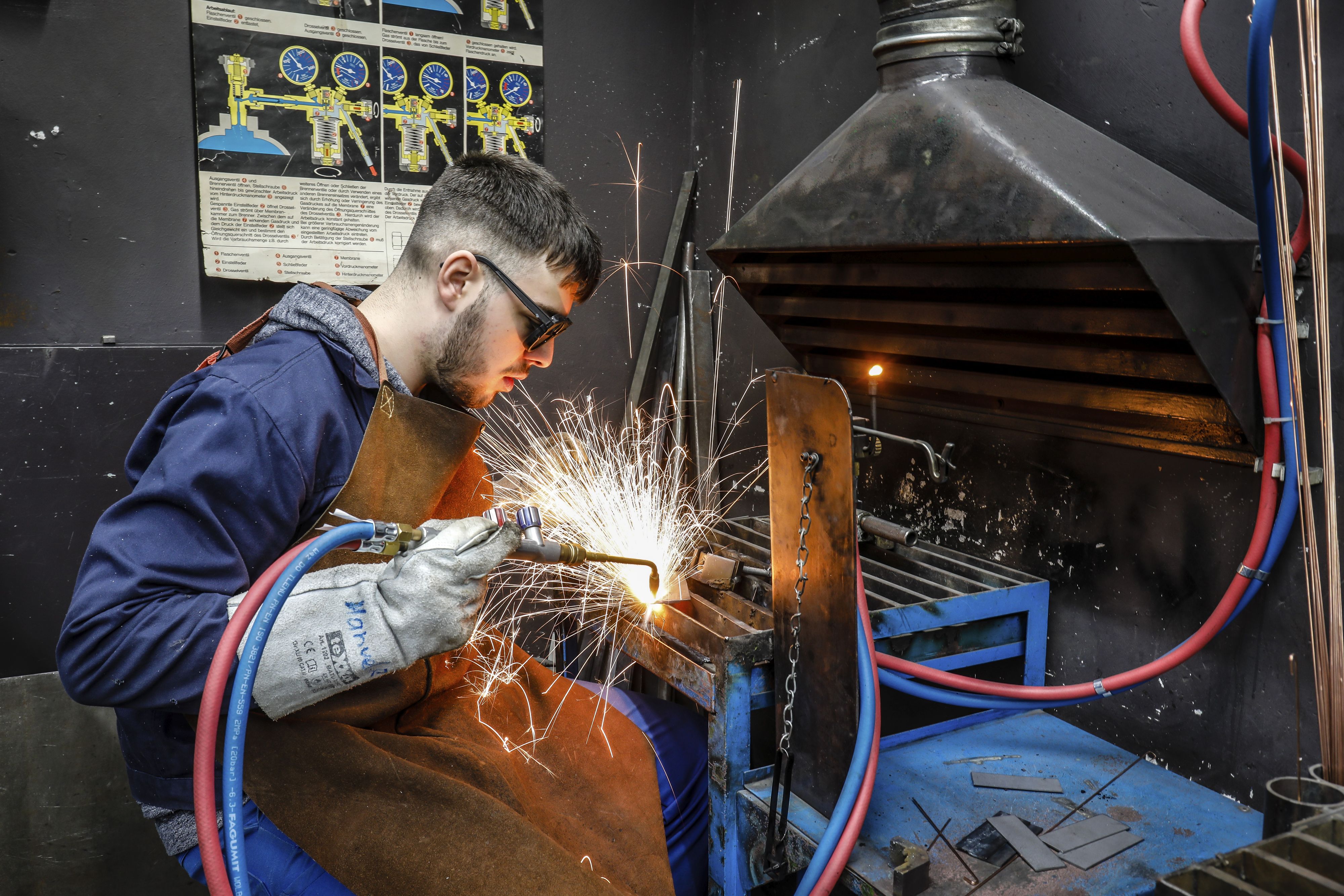 Die Schüler müssen bei starker Hitze in Spezialkleidung arbeiten. Symbolbild.