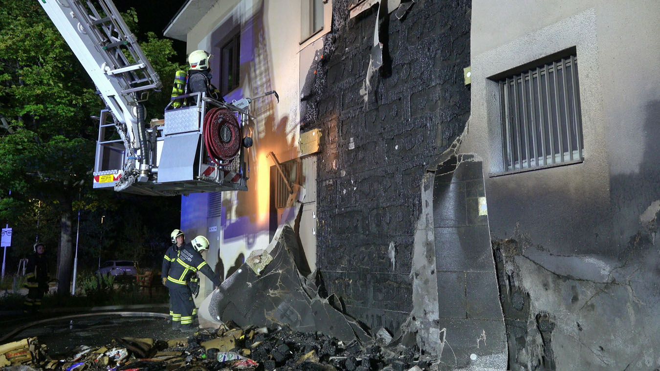 Brand beschädigt Fassade des Arkadia Einkaufszentrum in Traiskirchen.