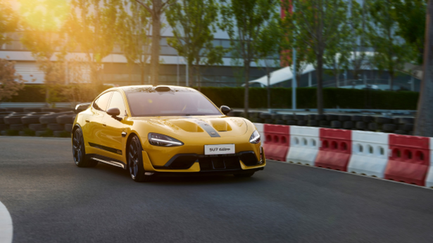 Der Xiaomi SU7 Ultra wird in Gran Turismo 7 integriert. 