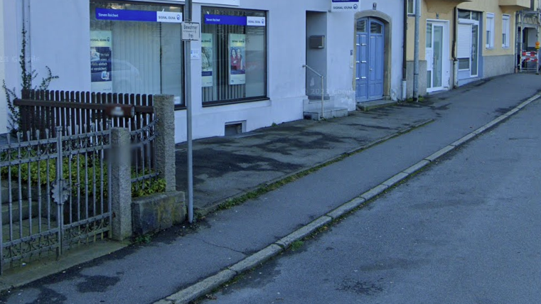 Genau hier, auf der Grünaustraße Höhe Erhardstraße krachte der schwarze Mercedes in eine Menschengruppe auf dem Gehweg.