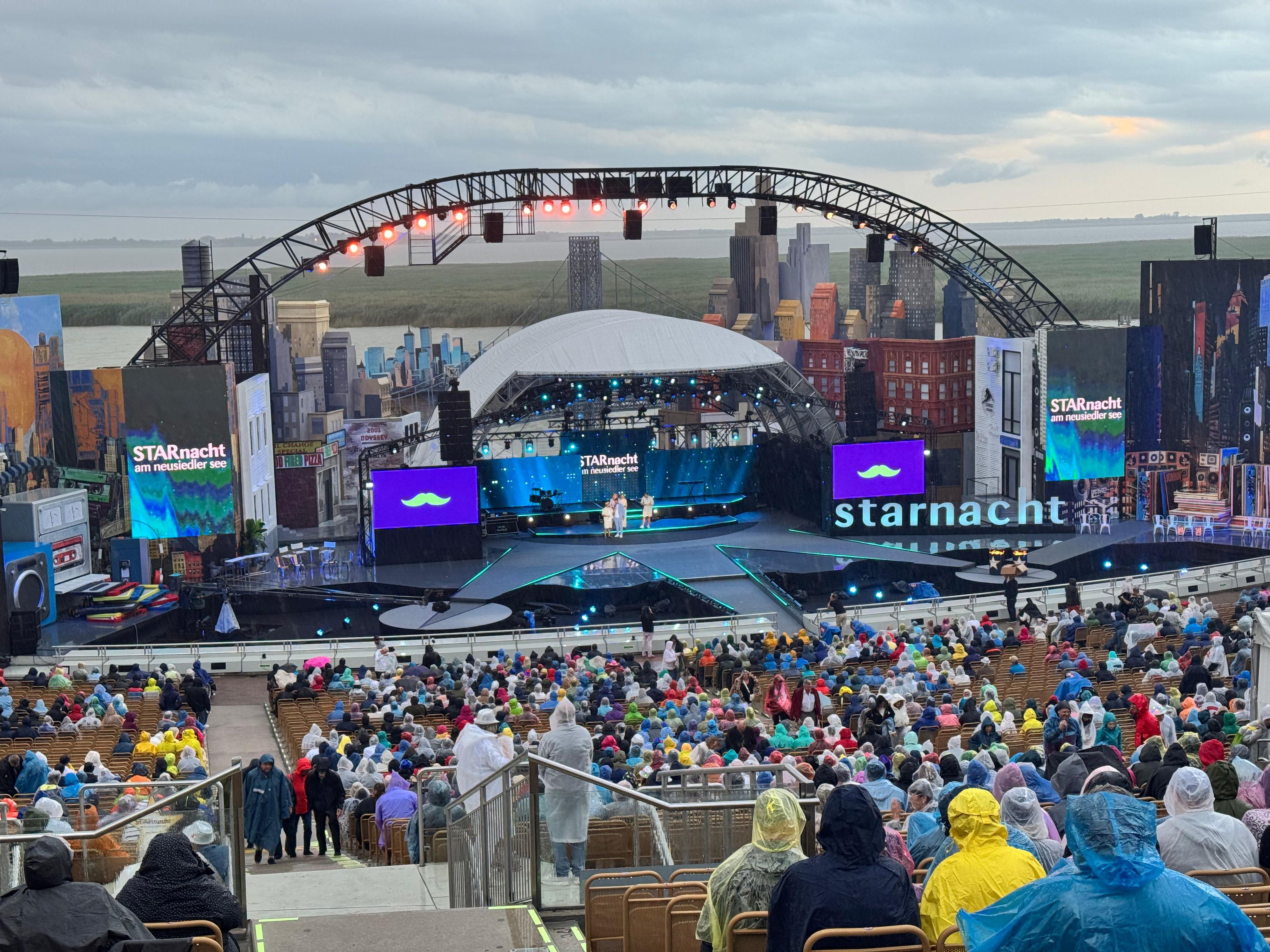 Der Tag startete mit hochsommerlichen Temperaturen, doch pünktlich zum Beginn der Liveshow hieß es: Regenjacke auspacken.