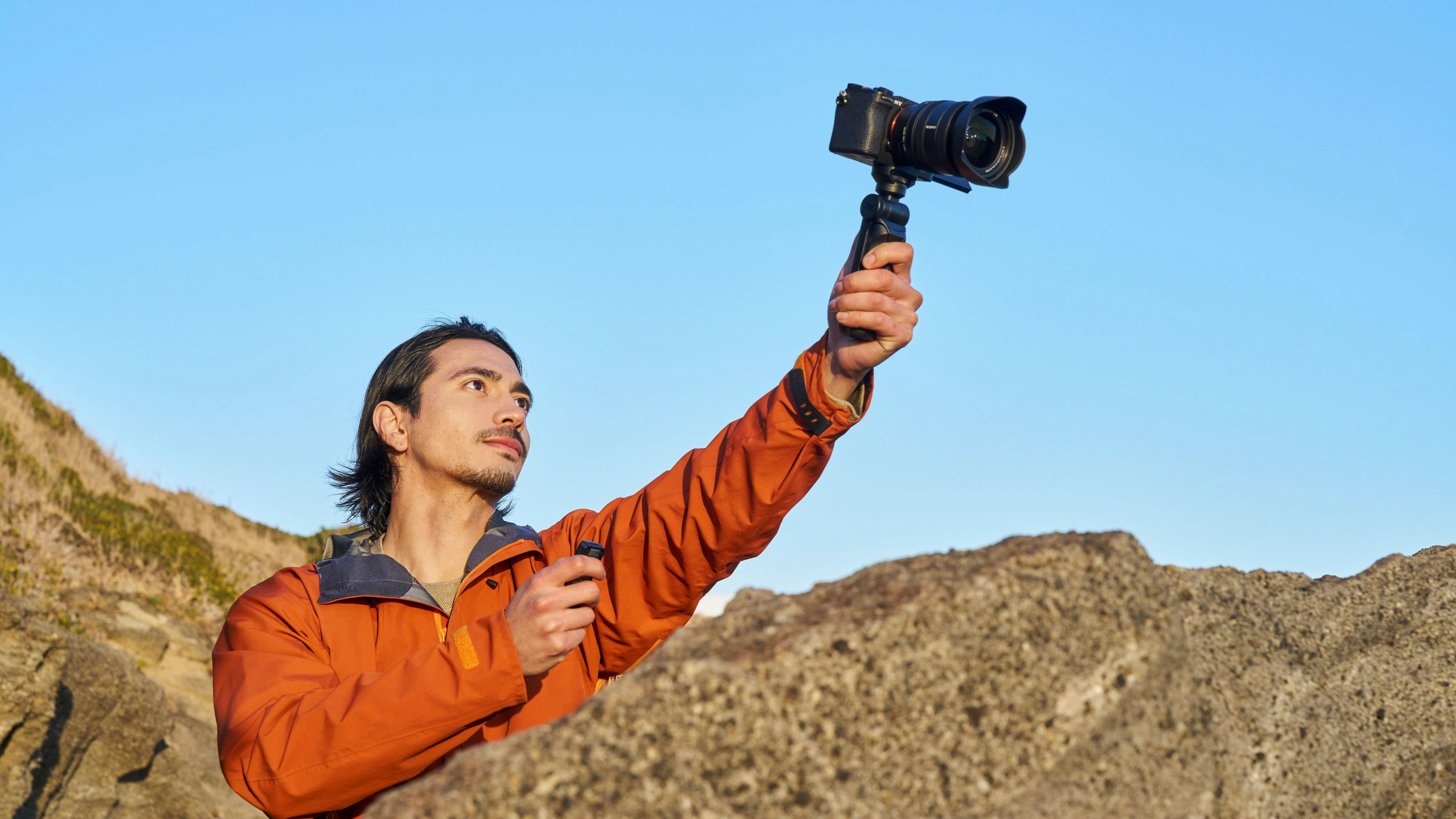 Sony stellt den Wireless Shooting Grip/Tripod "GP-VPT3" und die Fernbedienung "RMT-VP2" vor.        