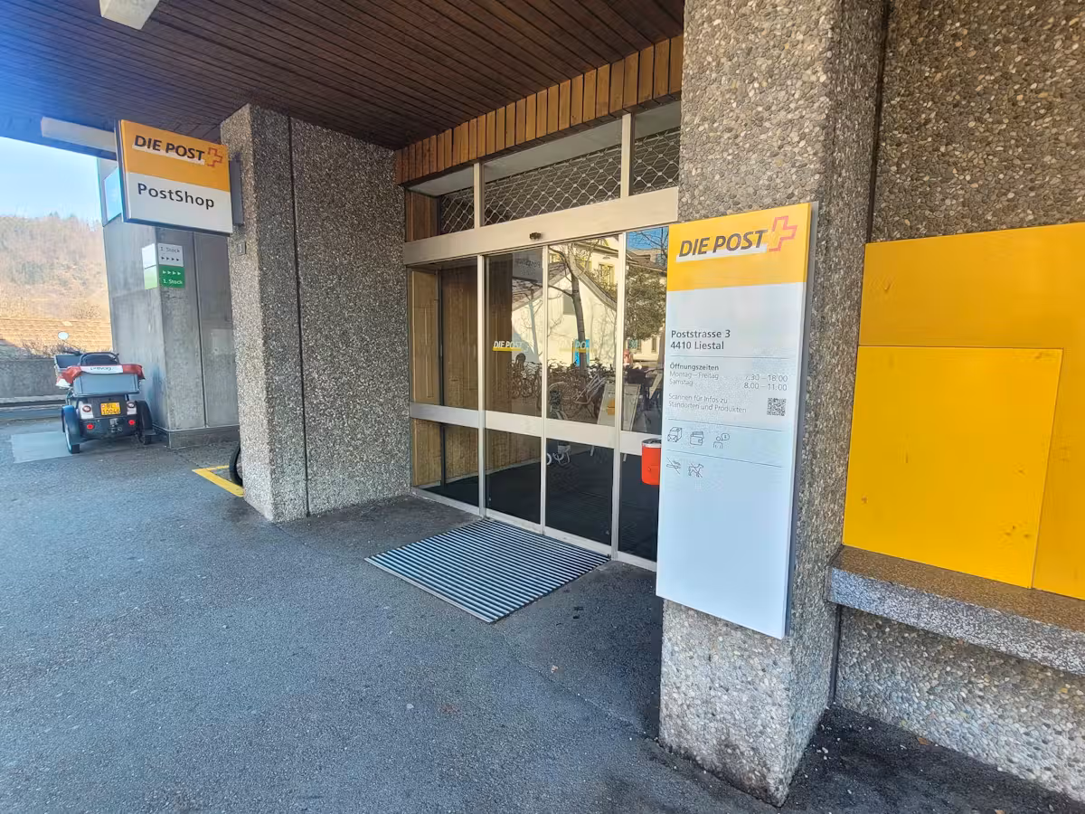 In zwei Filialen der Schweizerischen Post wurden Duftbäumchen mit rassistischen, rechtsextremen und frauenverachtenden Motiven verkauft. 