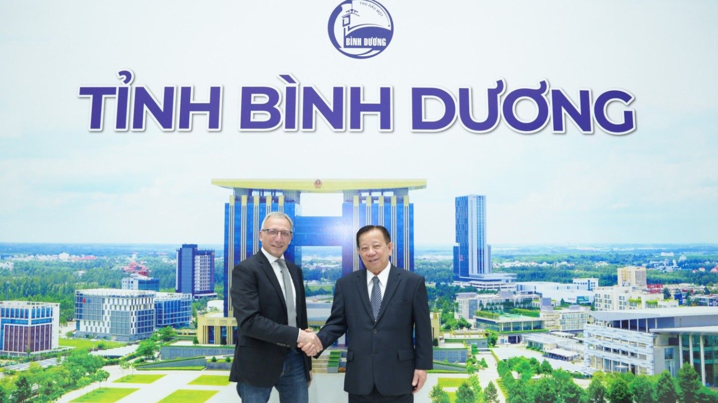 Prof. Dr. Harald Kuhn, Institutsleiter des Fraunhofer ENAS, und Nguyen Van Hung, Präsident der Becamex IDC Corporation, bei der Besiegelung der transnationalen Kooperation.