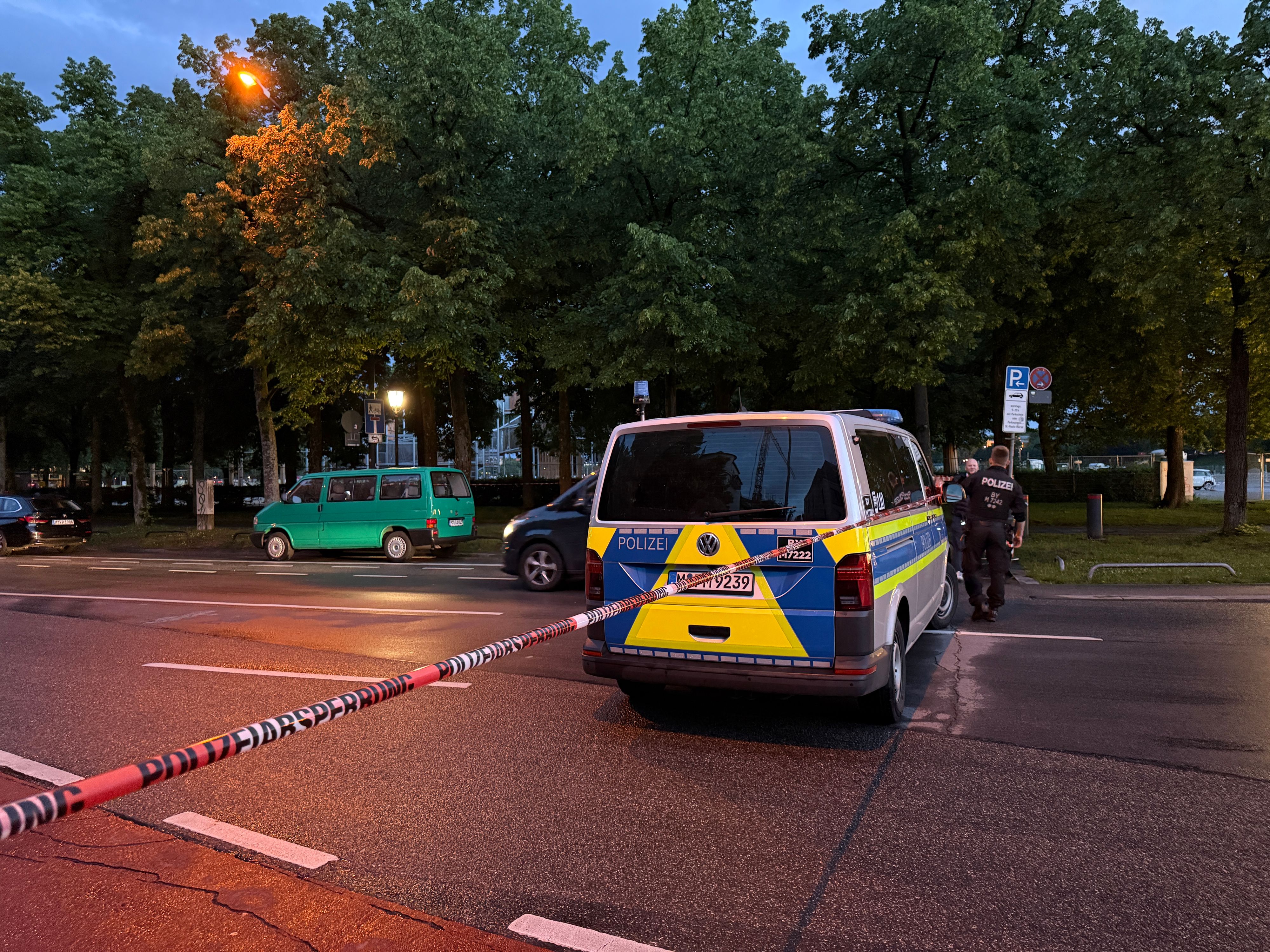 Zu einem polizeilichen Schusswaffengebrauch kam es am Samstagabend (7. Juni 2025) im Bereich der Münchner Theresienhöhe. 