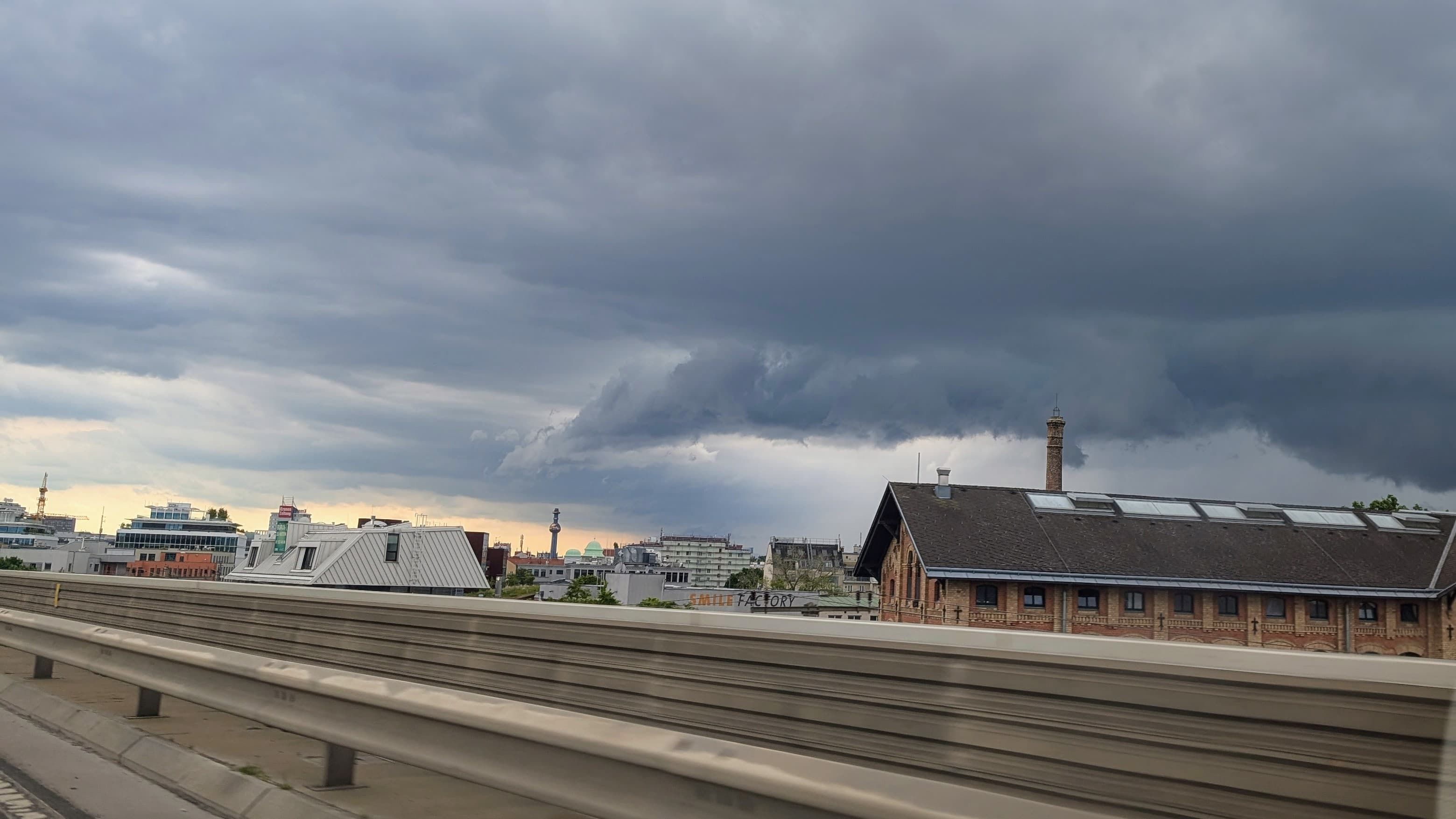 Heftige Gewitter ziehen am Samstagnachmittag in Wien auf. 