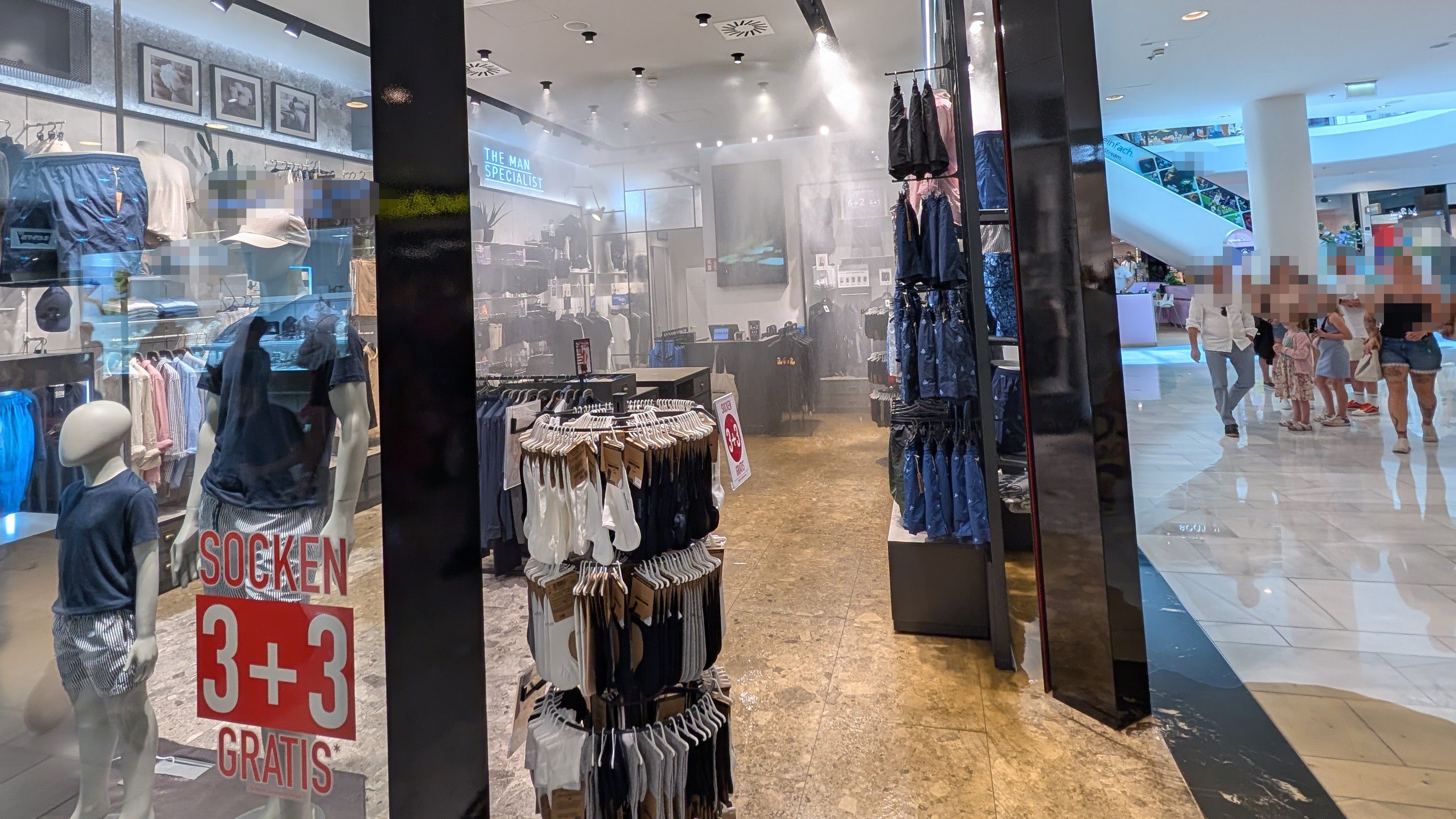 Kuriose Szenen in der SCS in Vösendorf am Samstag.