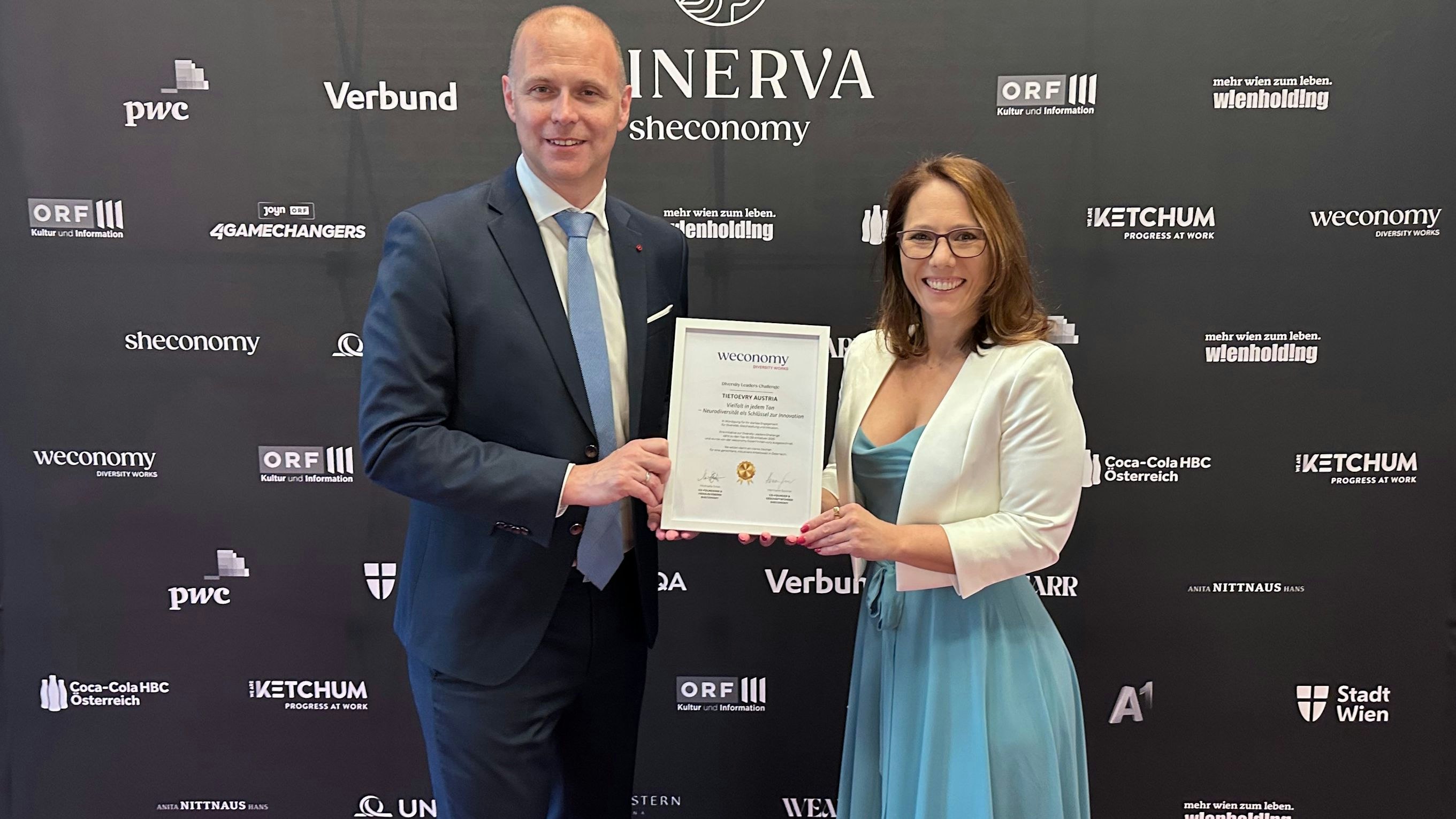 Robert Kaup (Managing Director Tietoevry Austria und Head of New Markets bei Tietoevry Create) und Cornelia Samec (Operations Lead New Markets und DEI Lead Austria bei Tietoevry Create) mit der Urkunde für den Minerva-Award 2025.