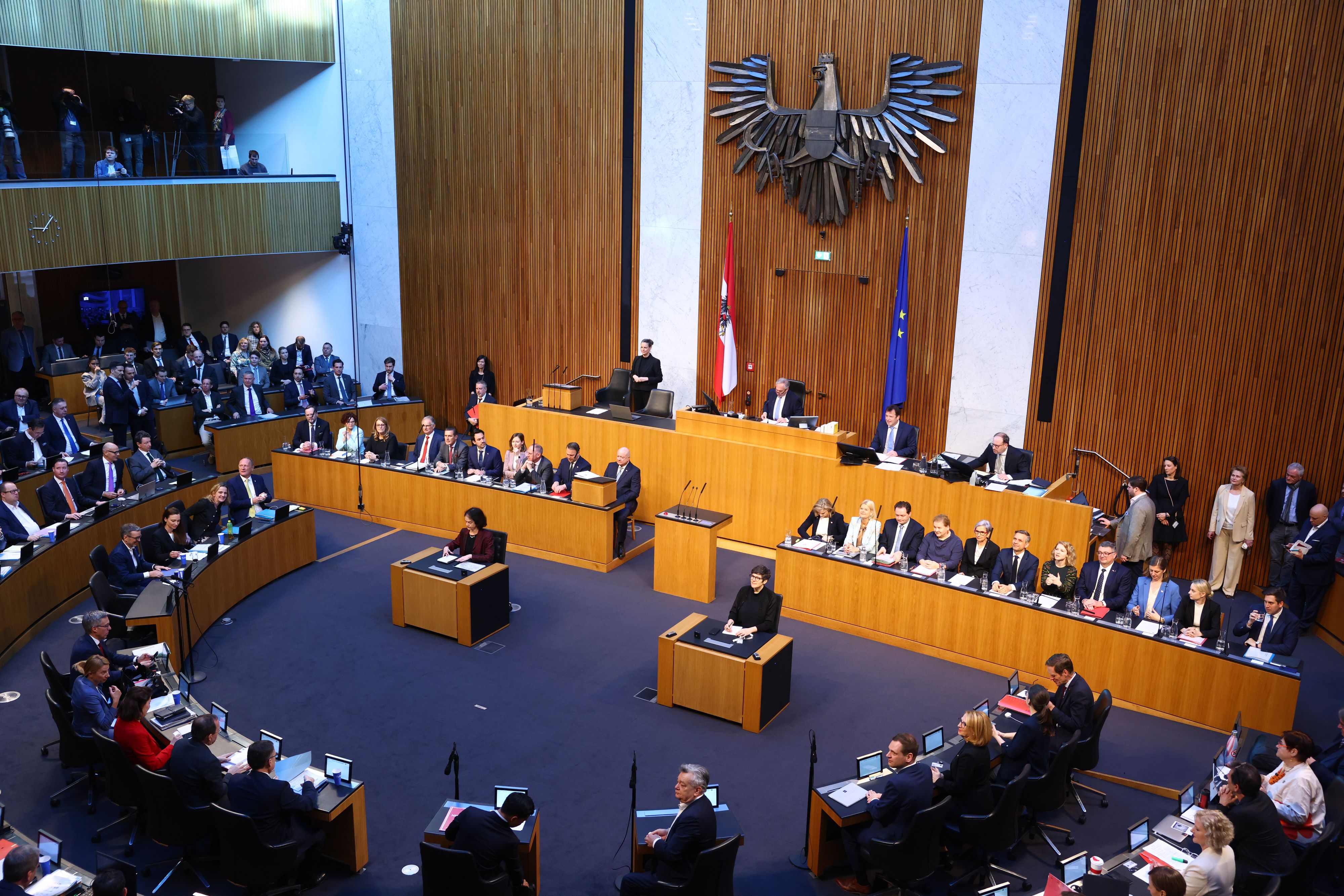 Die Regierungsspitze und auch die Parteichefs der Opposition äußerten sich zum schrecklichen Amoklauf in Graz.