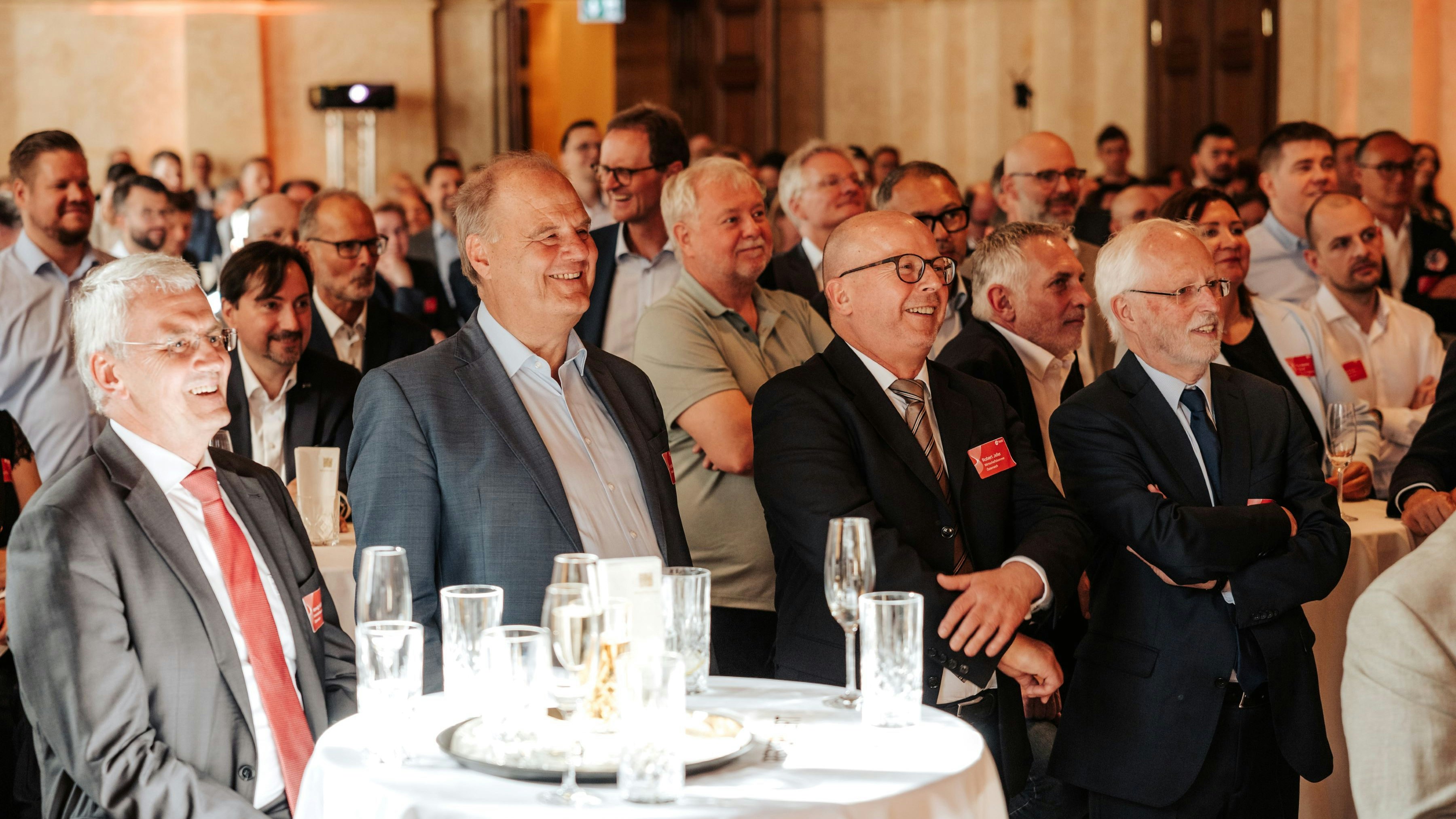 Gute Stimmung im Saal bei der 25-Jahr-Feier von A-Trust.