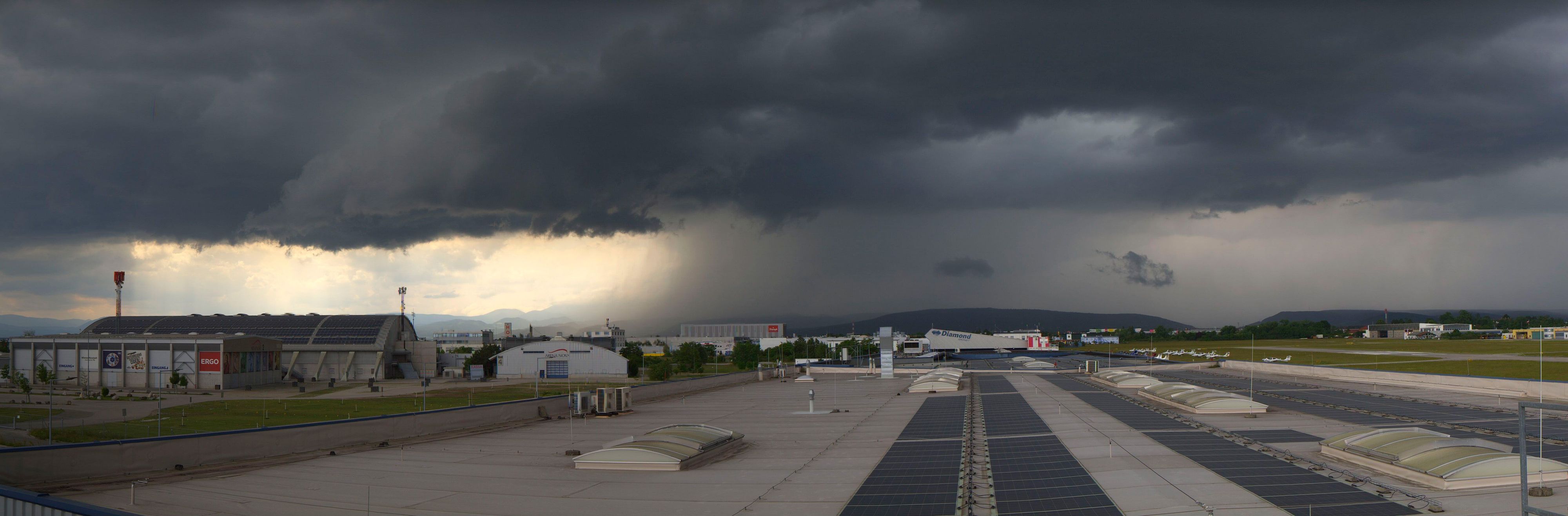 Webcam-Aufnahme der Gewitter bei Wiener Neustadt am Nachmittag des 7. Juni 2025.