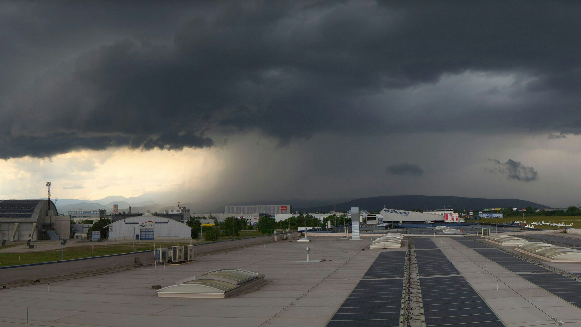 Heute.at - Achtung! Neue Gewitterlinie fegt jetzt über den Osten