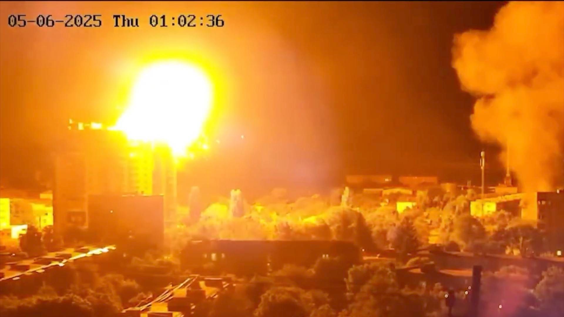 Berichten zufolge Brände und Opfer in Charkiw, nachdem Drohnen, Raketen und Gleitbomben einschlugen. BIld: Aufnahme vom 5. Juni 2025