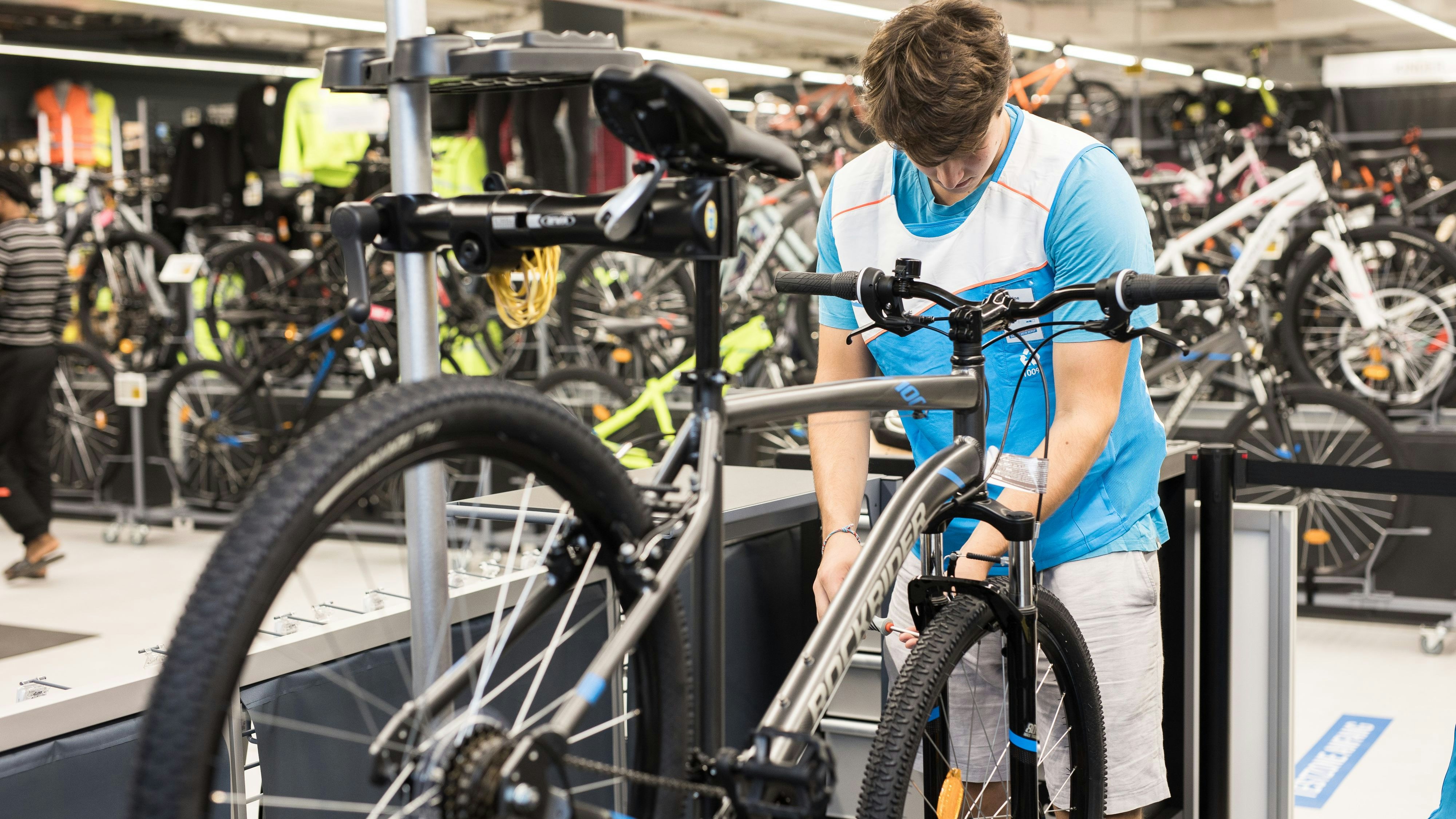 Decathlon bietet direkt in den Filialen ein professionelles Reparaturservice.