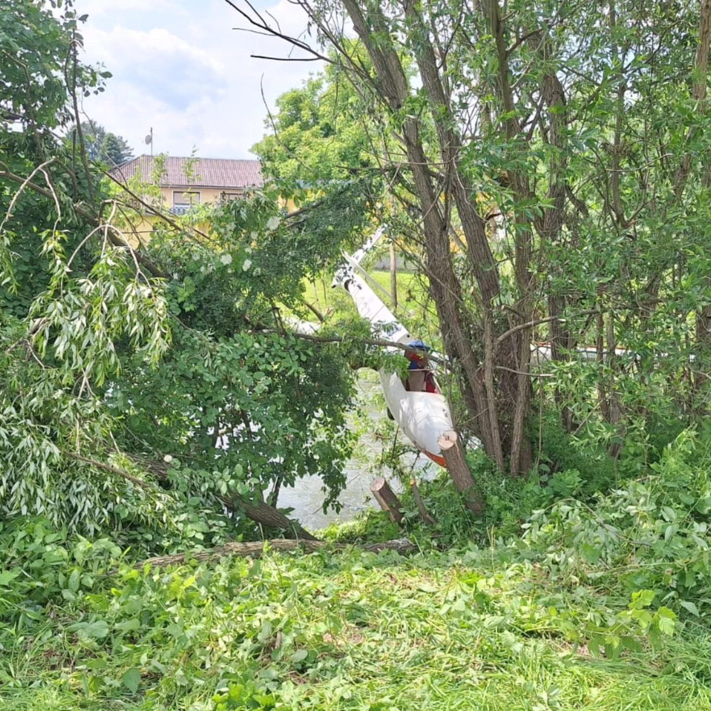 Das Flugzeug ist aus unbekannter Ursache abgestürzt.