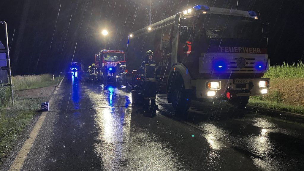 Die Feuerwehr mussten den schwer verletzten Beifahrer aus dem Auto befreien. 