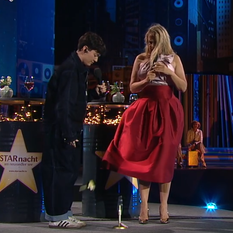 Auch der Ersatzpokal geht in der Live-Show kaputt.