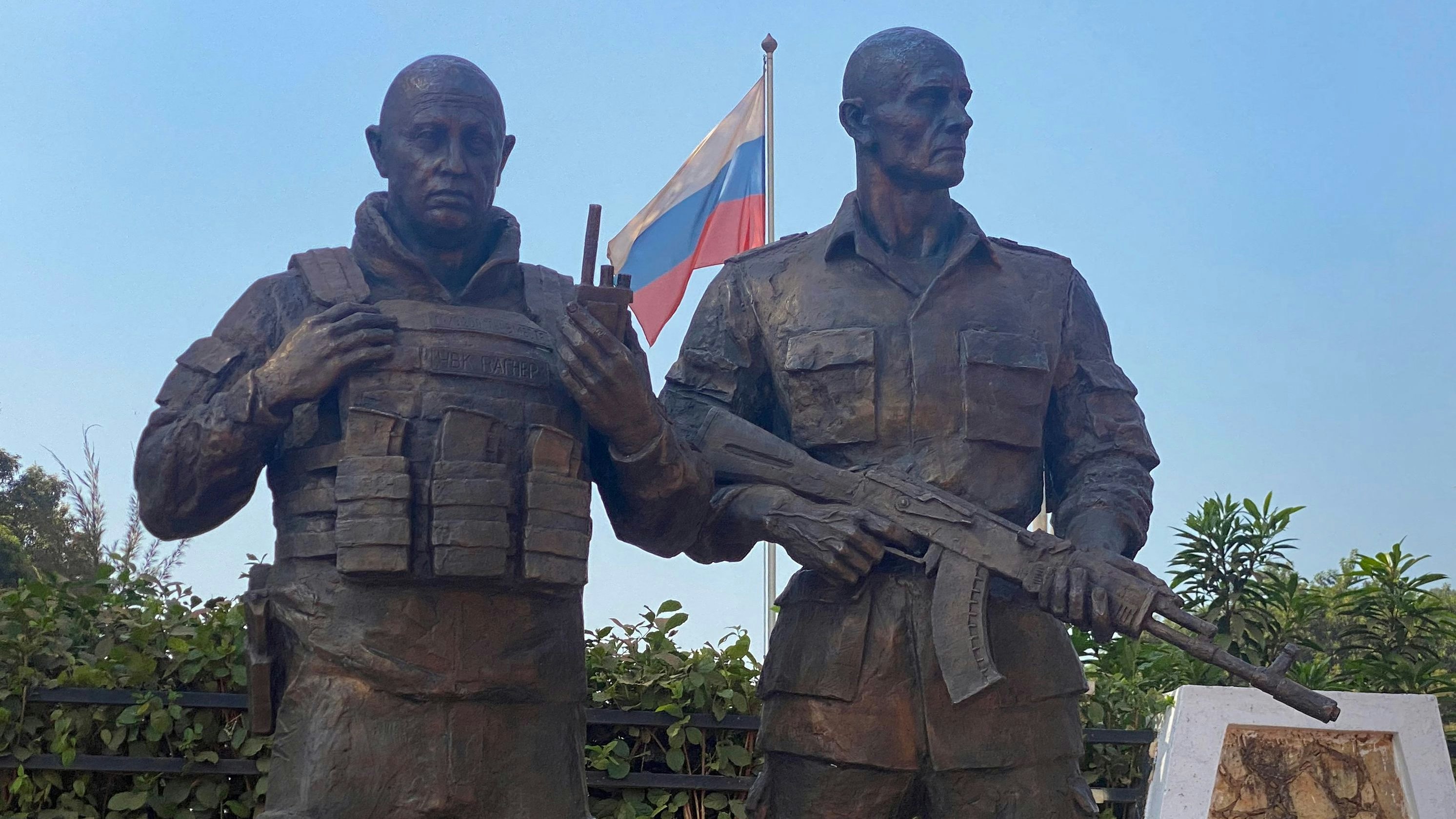 In Bangui, der Hauptstadt der Zentralafrikanischen Republik, wurden im Dezember 2024 Bronzestatuen zu Ehren des getöteten Wagner-Chefs Jewgeni Progoschin und seiner rechten Hand Dmitri Utkin enthüllt.
