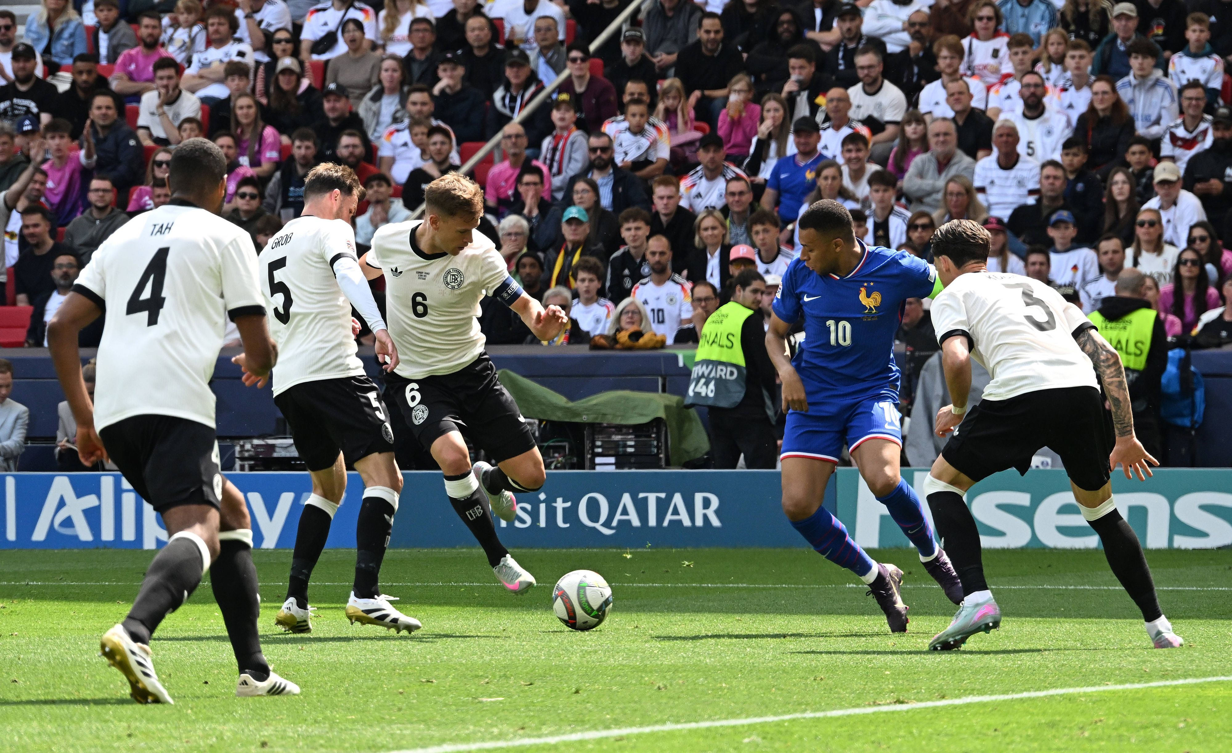 Kylian Mbappe im Duell mit Joshua Kimmich.