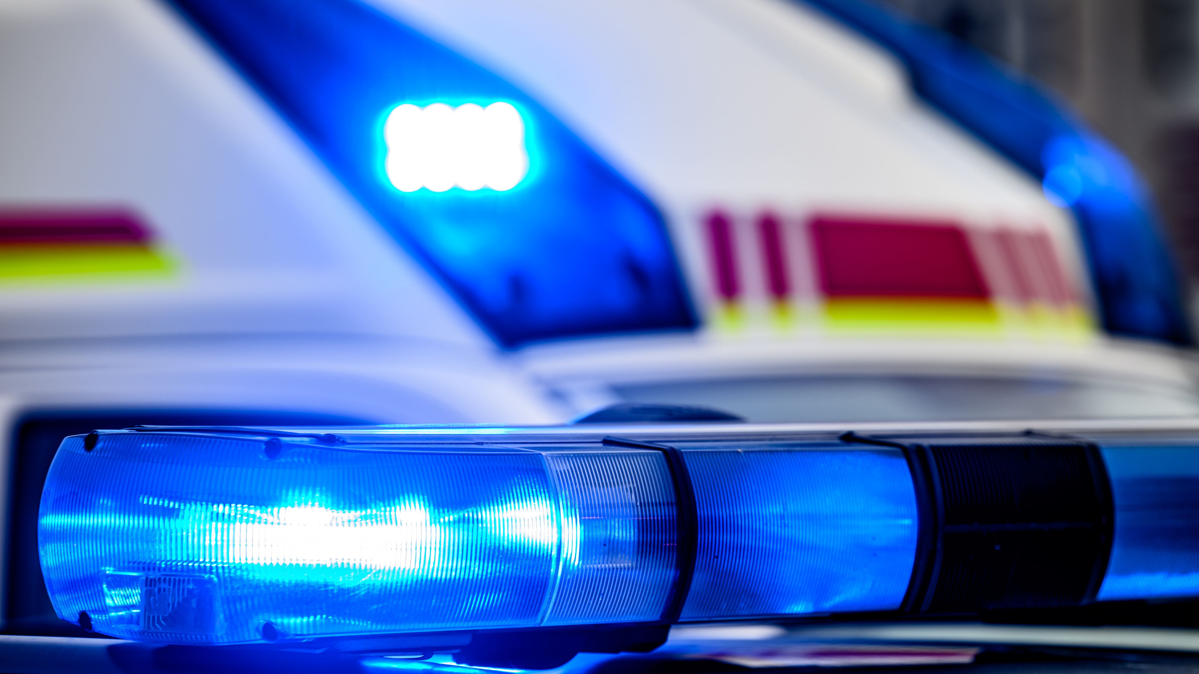 Ein 79-jähriger E-Biker krachte am Sonntag mit einem Auto zusammen.