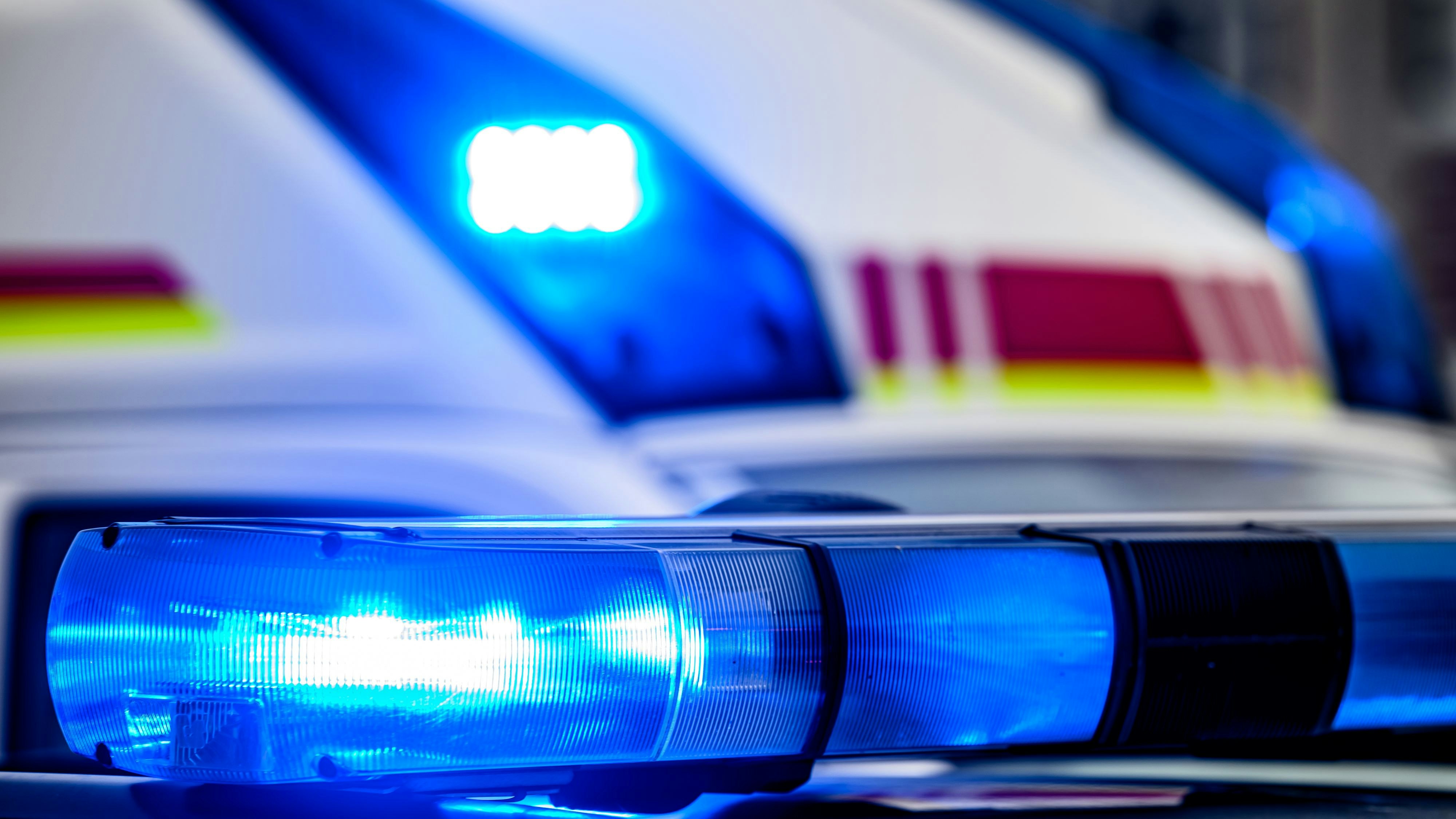 Download von www.picturedesk.com am 07.06.2025 (18:14).  Blaulicht eines Polizeifahrzeugs im Einsatz. Im Hintergrund ist ein weiteres Einsatzfahrzeug, ein Rettungsfahrzeug, ebenfalls mit eingeschaltetem Blaulicht zu erkennen. Aufgenommen am 19. Oktober 2024 - 20241019_PD26252 - Rechteinfo: Rights Managed (RM)
