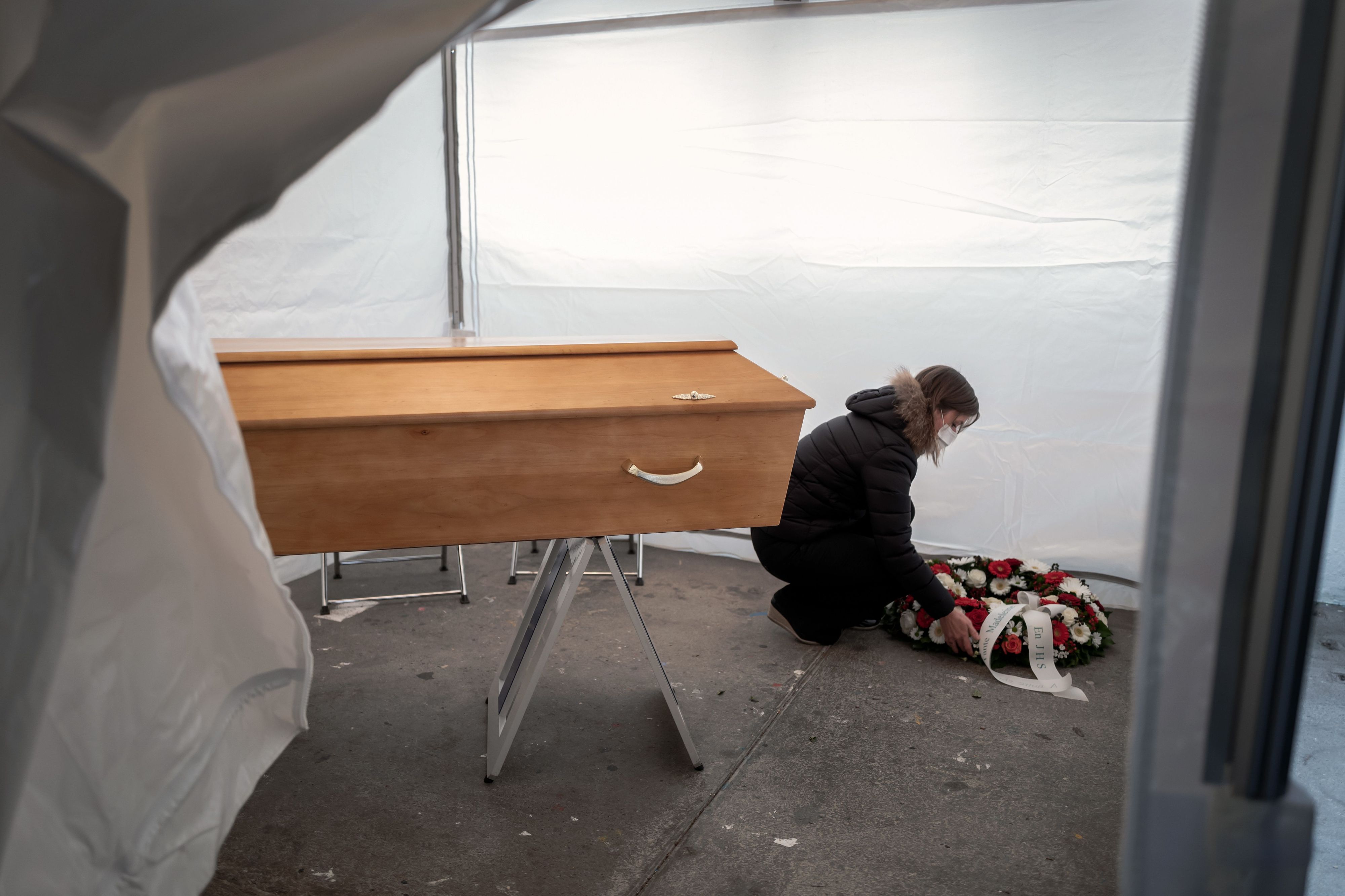 Während der Corona-Pandemie mussten aufgrund der hohen Zahl an Todesfällen mussten Bestatter sogar eigene Zelte aufstellen. Archivbild aus Genf, November 2020.