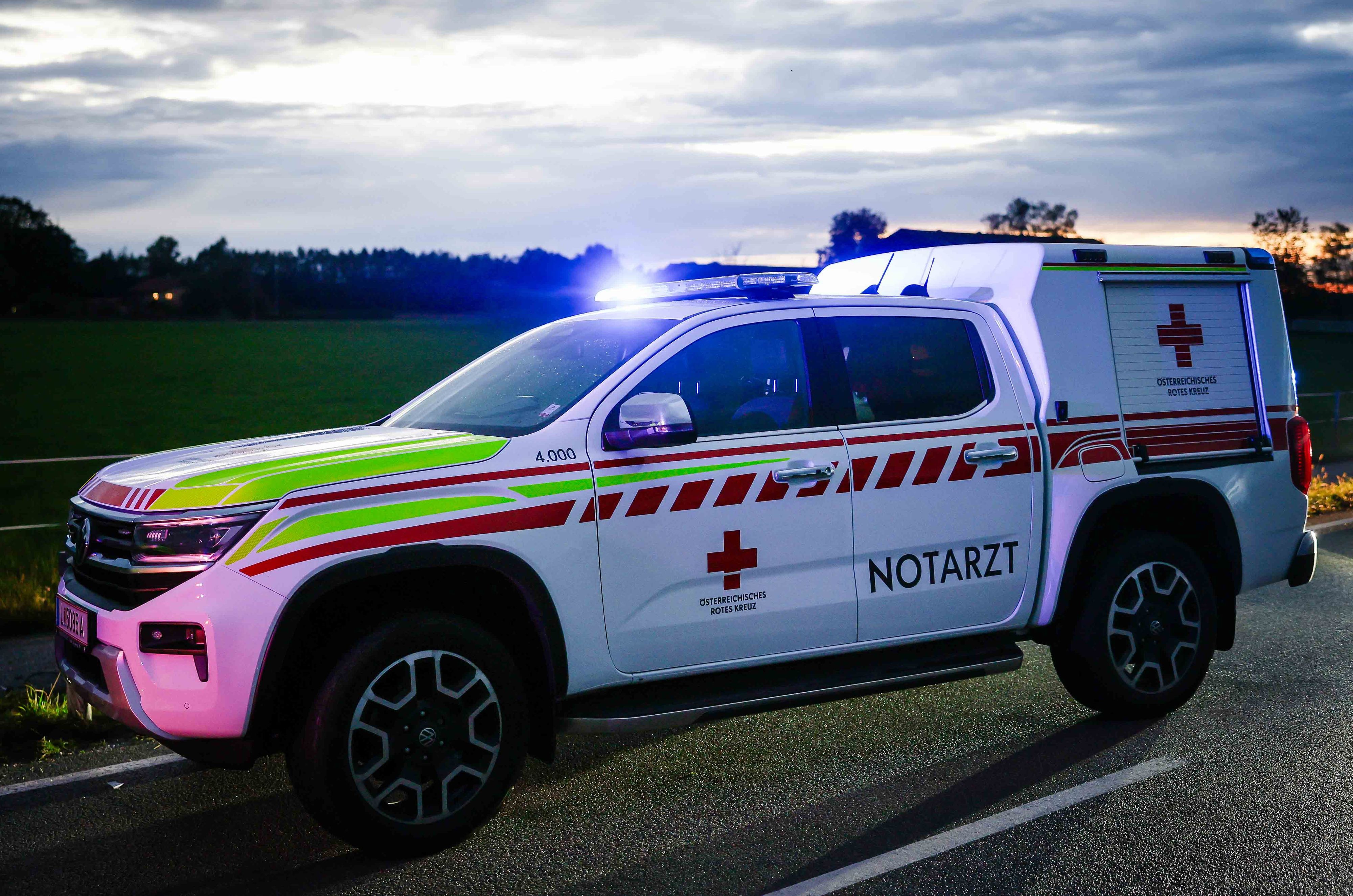 Die Verletzten wurden durch den Notarzt erstversorgt und ins Krankenhaus gebracht. (Symbolbild)