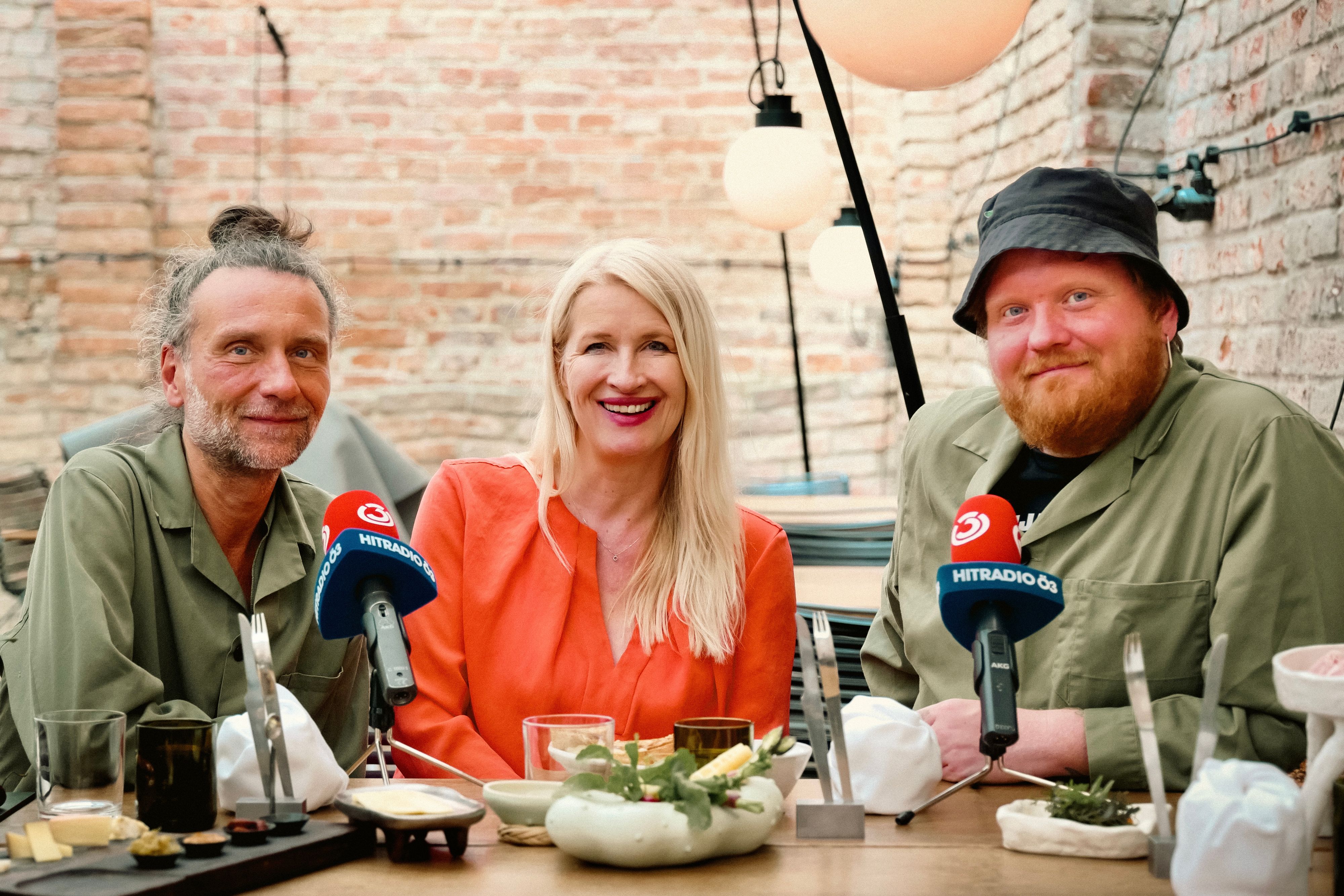 Claudia Stöckl mit Markus und Lukas Mraz.